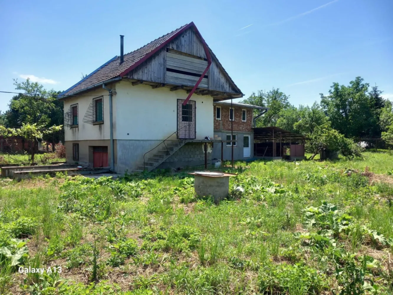 BRASADAS vinde casa 3 cam si teren 1063 mp. zona TITULESCU. - Agenția BRASADAS vinde casa individuala cu 3 camere si teren 1063 mp. în zona TITULESCU strada GRADINA DIANA, dincolo de dig în zona de grădini de lângă malul râului Somes. Terenul este ingradit, exista acces auto și proprietatea este racordata la rețeaua de curent electric. Apa, canalizarea și gazul NU sunt racordate. În curte este un put forat pentru alimentarea cu apa. www.brasadas.com.