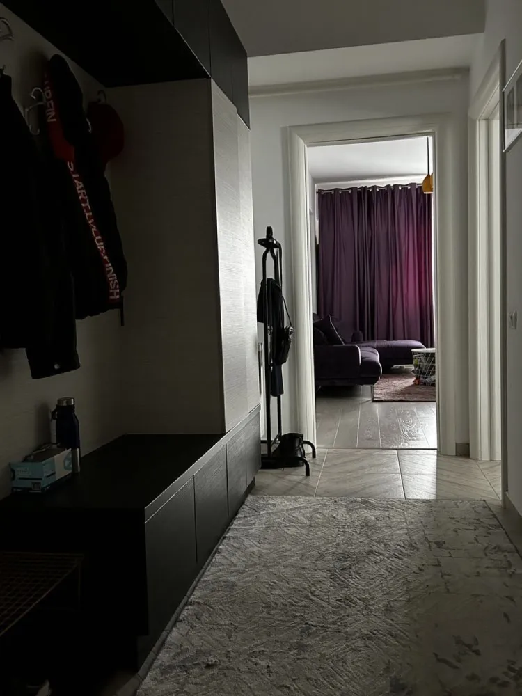 3 Camere | Tineretului City | utilat&mobilat + parcare s1 - Direct de la proprietar, fara agentii, va oferim un apartament de 3 camere in ansamblul Tineretului City pe Calea Vacaresti | Bucuresti, vis a vis de Parcul Tineretului, Delta Vacaresti, Mall Sun Plaza si Metrou Piata Sudului - magistrala 2, cu mijloace de transport STB | tramvai 1&10, autobuz 312, 313, 381, 133 sau troileibuz 76, 97 chiar in fata blocului, plus statia de Metrou Mihai Bravu - magistrala 2 in apropiere. Imobil cu vechime din anul 2017, cu exterioare si interioare de caramida Porotherm, tamplarie Salamander gri, lifturi moderne de ultima generatie Schindler, acces interfon video, etc. Apartamentul are 1 living generos, 1 bucatarie mare patrata, 2 dormitoare dintre care unul cu acces la baia mare, 1 alt grup sanitar cu dus, centrala termica pe gaz Immergas, complet mobilat si utilat dupa cum urmeaza: baile sunt utilate cu Grohe, Ideal, Roca, Romstal; mobilierul din bucatarie este facut pe comanda si este vopsit lucios, utilitati Gorenje, Samsung, Whirlpool; in living si dormitoare mobilierul este Euromobila si Ikea, 1 TV de 138cm Phillips Ambilight; instalatii electrice Schneider; mobilierul a fost achizitionat progresiv, cele mai recente achizitii in 2024. Pretul include si un loc de parcare la Subsol 1, care este deasupra nivelului strazii, acest imobil detine 3 etaje cu parcare, al nostru se afla la cel intermediar. Pretul este oarecum cel final, iar in cazul in care se doreste ne-mobilat&utilat; se mai poate negocia. Pentru mai multe detalii va rugam sa ne contactati telefonic sau prin mesaje, de preferat intre orele 12:00 - 21:00, iar pentru vizionare doar sambata si duminica. Va rugam sa ne respectati alegerea noastra de a vinde acest apartament fara intermediari si sa nu preluati pozele si detaliile acestui anunt. Totusi, in cazul in care o agentie imobiliara are un client, putem oferi un comision de maxim 1,5% din pretul final de vanzare, in baza unui contract.