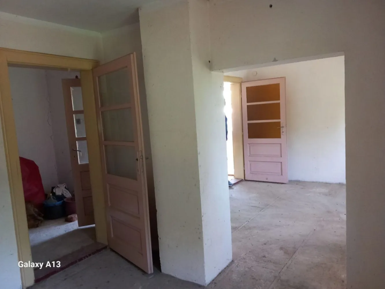 BRASADAS vinde casa 3 cam si teren 1063 mp. zona TITULESCU. - Agenția BRASADAS vinde casa individuala cu 3 camere si teren 1063 mp. în zona TITULESCU strada GRADINA DIANA, dincolo de dig în zona de grădini de lângă malul râului Somes. Terenul este ingradit, exista acces auto și proprietatea este racordata la rețeaua de curent electric. Apa, canalizarea și gazul NU sunt racordate. În curte este un put forat pentru alimentarea cu apa. www.brasadas.com.