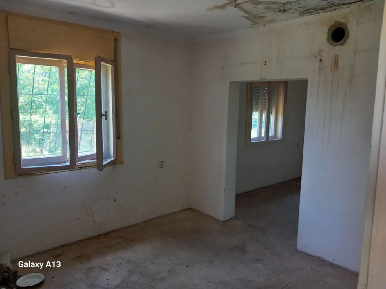 BRASADAS vinde casa 3 cam si teren 1063 mp. zona TITULESCU. - Agenția BRASADAS vinde casa individuala cu 3 camere si teren 1063 mp. în zona TITULESCU strada GRADINA DIANA, dincolo de dig în zona de grădini de lângă malul râului Somes. Terenul este ingradit, exista acces auto și proprietatea este racordata la rețeaua de curent electric. Apa, canalizarea și gazul NU sunt racordate. În curte este un put forat pentru alimentarea cu apa. www.brasadas.com.