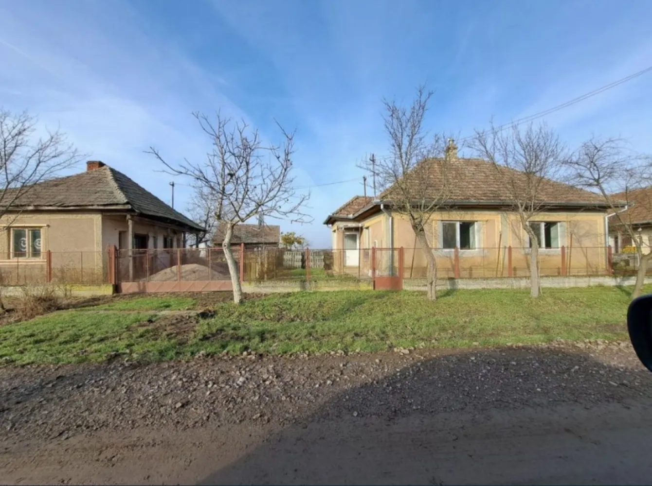 Casa de vanzare Ady Endre - Casa este in proces de renovare, 70% renovată !! Este compusa din hol,2 camere,bucatatie,baie. 1 anexa, șură, curte mare, geamuri termopan etc. Circuit electric nou Toate actele la zi, CF disponibil Suprafața totală 85 ari ! Localizare in sat Ady Endre, judetul Satu Mare. zonă foarte liniștită.