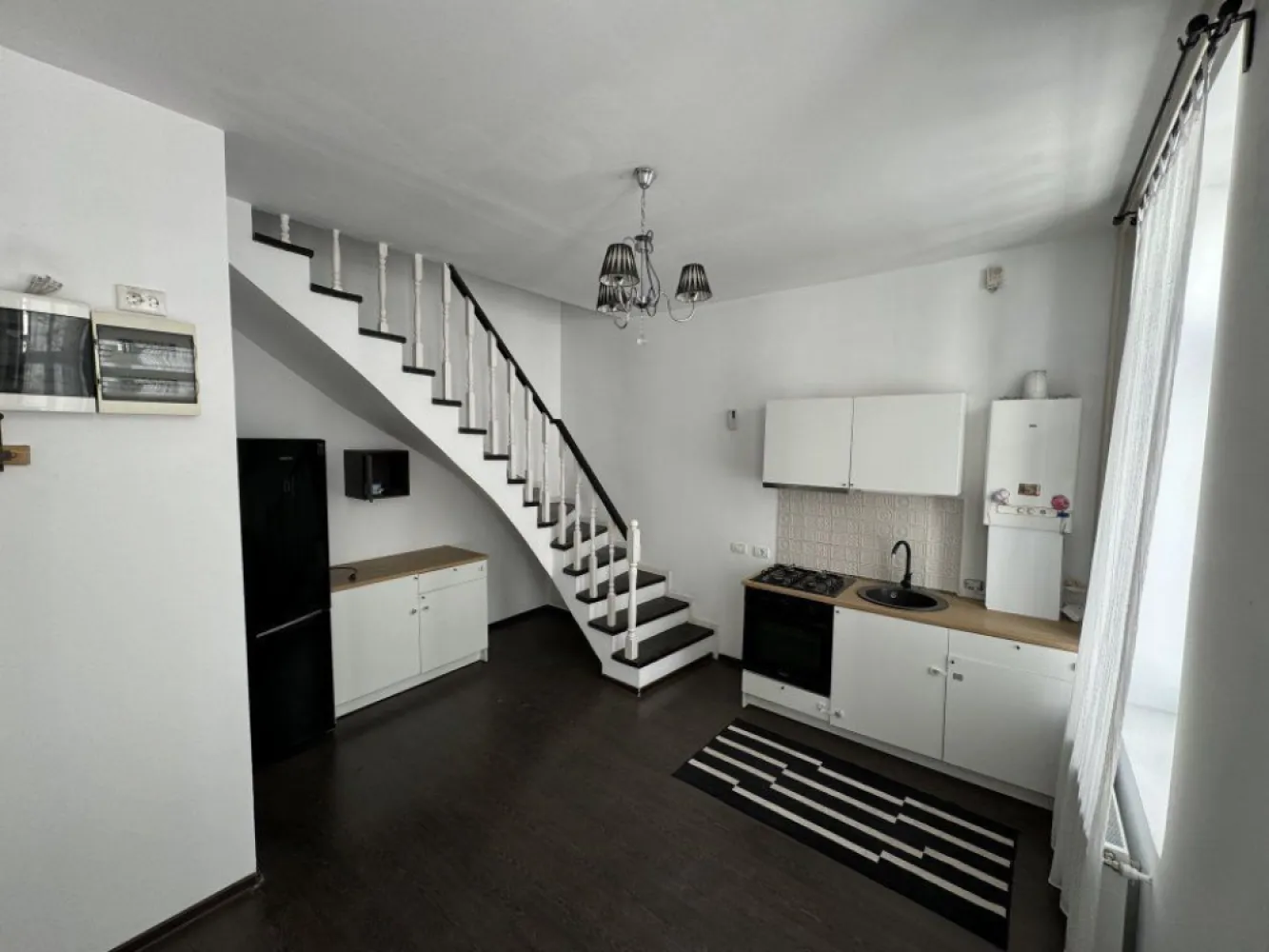 PROPRIETAR, Vand Apartament 3 camere, vila, Cismigiu - Proprietar ofer spre vanzare apartament 3 camere pozitionat ultracentral, pe strada Berthelot, nr. 21, situat la 200 de metri de calea Victoriei, 300 de metri de parcul Cismigiu, si 50 de metri de Ambasada Republicii Algeriene, in sectorul 1. Casa a fost reconstruita in anul 2016. Reconstructia s-a realizat dupa aspectul initial al cladirii originale. Apartamentul este compus din 3 camere, pe doua nivele, situat la etajul 1 si mansarda, intr-o casa cu doua etaje. La etajul 1 regasim livingul+bucataria, o baie mica si un spatiu de depozitare localizat sub scari. La mansarda gasim un hol mic care face deschiderea spre baia mare si inspre 2 dormitoare mari. Apartamentul dispunde de centrala termica proprie, instalatie sanitara, instalatie gaz si instalatie electrica, toate noi, parchet de 10 mm, gresie in bai si pe scara interioara, geamuri termopan multicameral, jaluzele exterioare si plasa de tantari la geamuri, pereti interiori placati cu rigips. Cladirea este construita din stalpi beton armat si caramida, fundatia este dubla (2m plan vertical * 1,5 m plan orizontal), peretii exteriori au fost ranforsati cu plasa de otel. Pe langa racordarea la distribuitorul de apa din Sect. 1 pentru canalizare si apa, cladirea mai dispune si de un bazin de acumulare a apei cu hidrofor automat, pentru a se asigura o presiune constanta a apei.