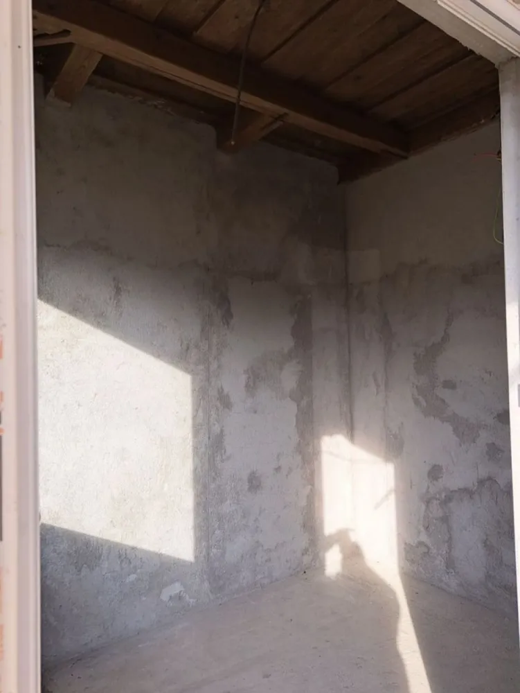 Casa de vanzare Ady Endre - Casa este in proces de renovare, 70% renovată !! Este compusa din hol,2 camere,bucatatie,baie. 1 anexa, șură, curte mare, geamuri termopan etc. Circuit electric nou Toate actele la zi, CF disponibil Suprafața totală 85 ari ! Localizare in sat Ady Endre, judetul Satu Mare. zonă foarte liniștită.