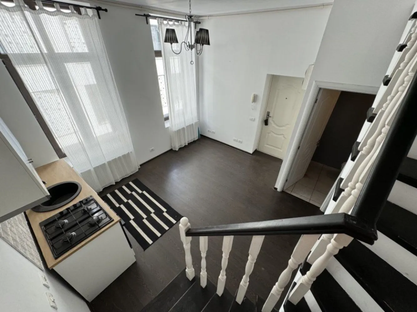 PROPRIETAR, Vand Apartament 3 camere, vila, Cismigiu - Proprietar ofer spre vanzare apartament 3 camere pozitionat ultracentral, pe strada Berthelot, nr. 21, situat la 200 de metri de calea Victoriei, 300 de metri de parcul Cismigiu, si 50 de metri de Ambasada Republicii Algeriene, in sectorul 1. Casa a fost reconstruita in anul 2016. Reconstructia s-a realizat dupa aspectul initial al cladirii originale. Apartamentul este compus din 3 camere, pe doua nivele, situat la etajul 1 si mansarda, intr-o casa cu doua etaje. La etajul 1 regasim livingul+bucataria, o baie mica si un spatiu de depozitare localizat sub scari. La mansarda gasim un hol mic care face deschiderea spre baia mare si inspre 2 dormitoare mari. Apartamentul dispunde de centrala termica proprie, instalatie sanitara, instalatie gaz si instalatie electrica, toate noi, parchet de 10 mm, gresie in bai si pe scara interioara, geamuri termopan multicameral, jaluzele exterioare si plasa de tantari la geamuri, pereti interiori placati cu rigips. Cladirea este construita din stalpi beton armat si caramida, fundatia este dubla (2m plan vertical * 1,5 m plan orizontal), peretii exteriori au fost ranforsati cu plasa de otel. Pe langa racordarea la distribuitorul de apa din Sect. 1 pentru canalizare si apa, cladirea mai dispune si de un bazin de acumulare a apei cu hidrofor automat, pentru a se asigura o presiune constanta a apei.