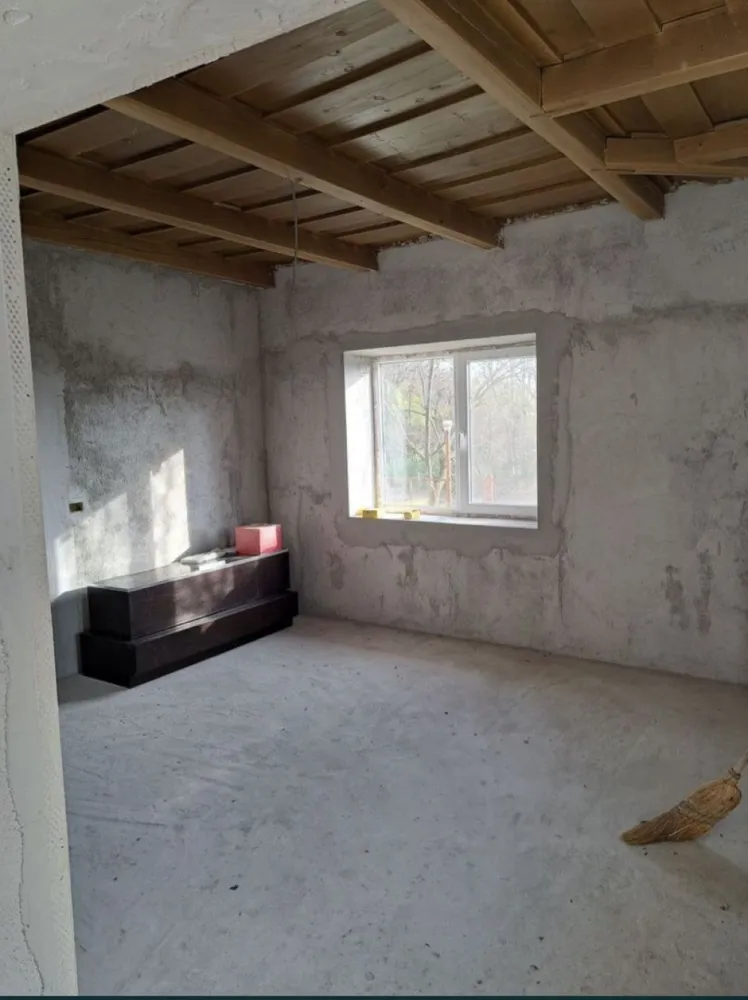 Casa de vanzare Ady Endre - Casa este in proces de renovare, 70% renovată !! Este compusa din hol,2 camere,bucatatie,baie. 1 anexa, șură, curte mare, geamuri termopan etc. Circuit electric nou Toate actele la zi, CF disponibil Suprafața totală 85 ari ! Localizare in sat Ady Endre, judetul Satu Mare. zonă foarte liniștită.