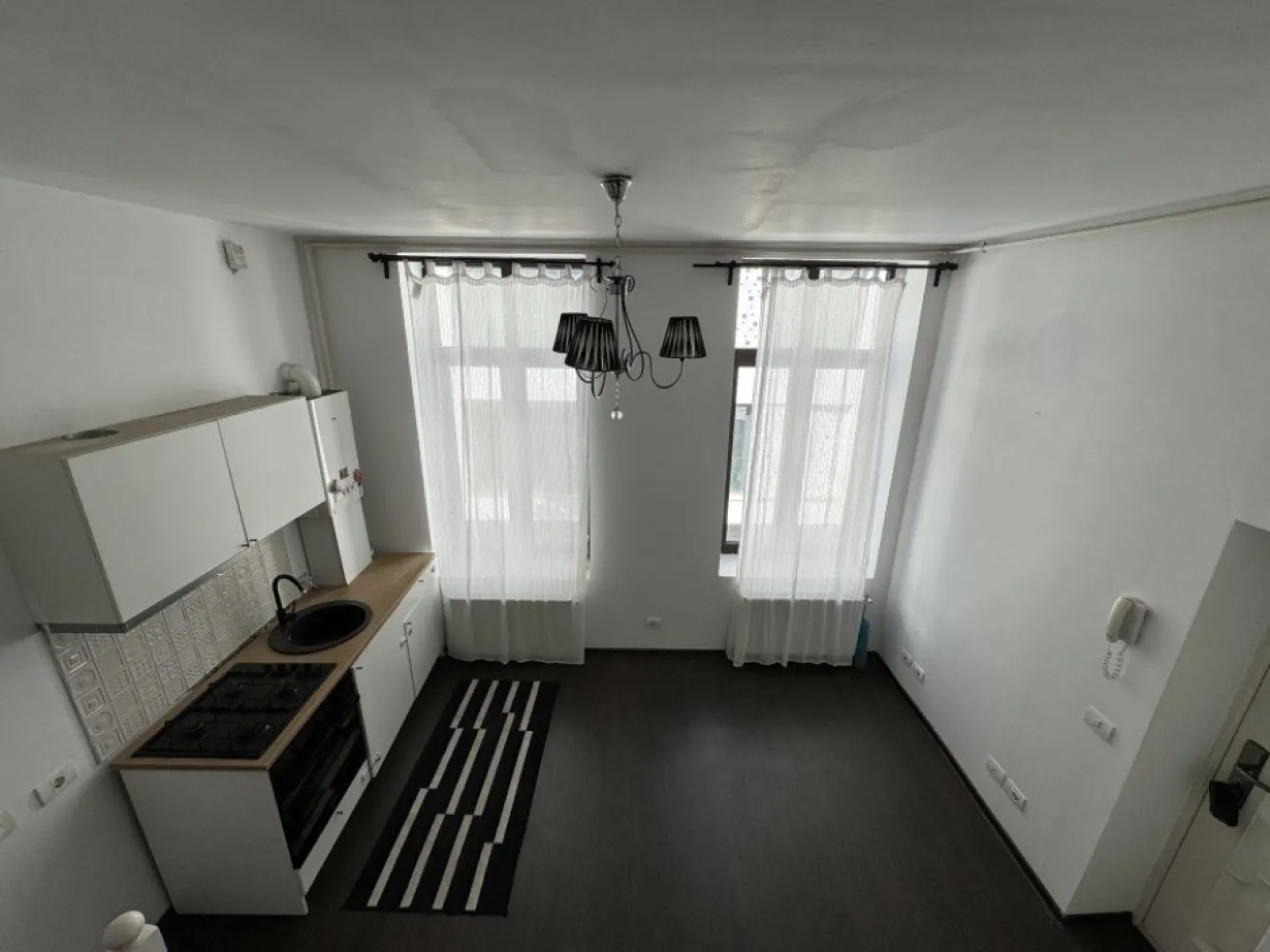 PROPRIETAR, Vand Apartament 3 camere, vila, Cismigiu - Proprietar ofer spre vanzare apartament 3 camere pozitionat ultracentral, pe strada Berthelot, nr. 21, situat la 200 de metri de calea Victoriei, 300 de metri de parcul Cismigiu, si 50 de metri de Ambasada Republicii Algeriene, in sectorul 1. Casa a fost reconstruita in anul 2016. Reconstructia s-a realizat dupa aspectul initial al cladirii originale. Apartamentul este compus din 3 camere, pe doua nivele, situat la etajul 1 si mansarda, intr-o casa cu doua etaje. La etajul 1 regasim livingul+bucataria, o baie mica si un spatiu de depozitare localizat sub scari. La mansarda gasim un hol mic care face deschiderea spre baia mare si inspre 2 dormitoare mari. Apartamentul dispunde de centrala termica proprie, instalatie sanitara, instalatie gaz si instalatie electrica, toate noi, parchet de 10 mm, gresie in bai si pe scara interioara, geamuri termopan multicameral, jaluzele exterioare si plasa de tantari la geamuri, pereti interiori placati cu rigips. Cladirea este construita din stalpi beton armat si caramida, fundatia este dubla (2m plan vertical * 1,5 m plan orizontal), peretii exteriori au fost ranforsati cu plasa de otel. Pe langa racordarea la distribuitorul de apa din Sect. 1 pentru canalizare si apa, cladirea mai dispune si de un bazin de acumulare a apei cu hidrofor automat, pentru a se asigura o presiune constanta a apei.