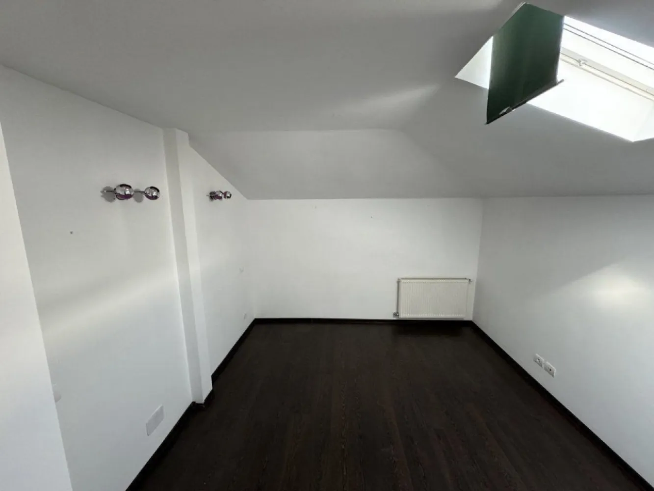 PROPRIETAR, Vand Apartament 3 camere, vila, Cismigiu - Proprietar ofer spre vanzare apartament 3 camere pozitionat ultracentral, pe strada Berthelot, nr. 21, situat la 200 de metri de calea Victoriei, 300 de metri de parcul Cismigiu, si 50 de metri de Ambasada Republicii Algeriene, in sectorul 1. Casa a fost reconstruita in anul 2016. Reconstructia s-a realizat dupa aspectul initial al cladirii originale. Apartamentul este compus din 3 camere, pe doua nivele, situat la etajul 1 si mansarda, intr-o casa cu doua etaje. La etajul 1 regasim livingul+bucataria, o baie mica si un spatiu de depozitare localizat sub scari. La mansarda gasim un hol mic care face deschiderea spre baia mare si inspre 2 dormitoare mari. Apartamentul dispunde de centrala termica proprie, instalatie sanitara, instalatie gaz si instalatie electrica, toate noi, parchet de 10 mm, gresie in bai si pe scara interioara, geamuri termopan multicameral, jaluzele exterioare si plasa de tantari la geamuri, pereti interiori placati cu rigips. Cladirea este construita din stalpi beton armat si caramida, fundatia este dubla (2m plan vertical * 1,5 m plan orizontal), peretii exteriori au fost ranforsati cu plasa de otel. Pe langa racordarea la distribuitorul de apa din Sect. 1 pentru canalizare si apa, cladirea mai dispune si de un bazin de acumulare a apei cu hidrofor automat, pentru a se asigura o presiune constanta a apei.