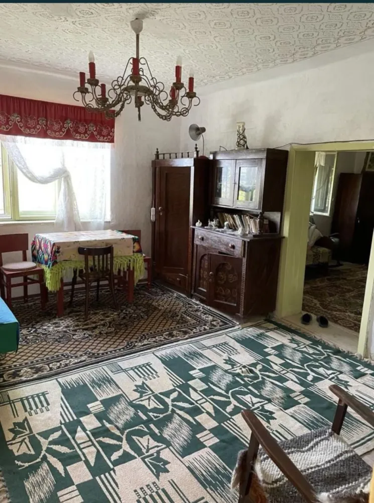 Vand casa la tara - Vând casă 120 mp în sat Cuța, comuna Scond, județul Satu Mare. Casa este compusă din 2 camere, bucătărie, baie, hol, cămară de alimente + anexe gospodărești, în total 48 ari teren. Actele la zi, imediat ocupabilă.
