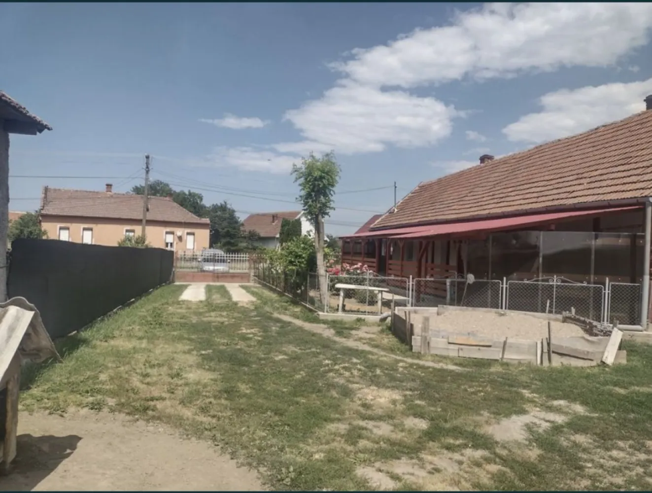 Vand urgent Casa (Boghis SM) sau schimb cu aprtament - Vând casă în sat Boghiș, Nr 27 comuna Doba sau schimb cu apartament in Satu Mare, strada principală șosea modernă reabilitată. Suprafața reprezentând in natură teren intravilan, în suprafață de 3526 mp, din care 830 mp categoria de folosință a curți construcții ( având front de 18 m ) și 2696 mp categoria de folosință arabil . Casa de locuit are suprafața construită la sol de 137 mp fiind compusă din: - 2 camere( 1 camera necesita renovată) - 2 holuri - 1 camera de baie( necesită finisată ) - 1 bucătărie ( necesită renovată ) Casa este construită din hoioagă , pereții având grosimea de 50 cm. Pt mai multe detalii contactați telefonic! 07******61