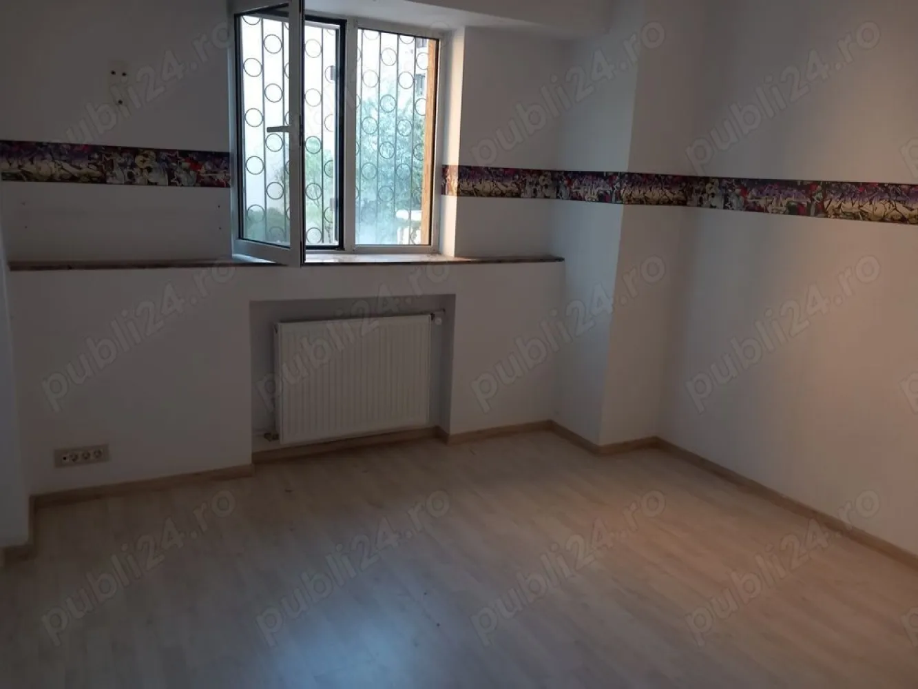 Vand apartament 3 camere - APARTAMENT 3 CAMERE 1 8 BLOC 2000 MONOLIT VEDERE MIXTA Locatia centrala, stuctura monolit, amplasarea stradala, tipul de compartimentare dec ,cu centrala,si vederea mixta alcatuiesc seria avantajelor acestei proprietati. Beneficiaza, de asemeni, de facilitatile zonei, adica: institutii de invatamant, locuri de petrecere a timpului liber, restaurante, cofetarii, sali de sport, magazine, mijloace de transport in comun.