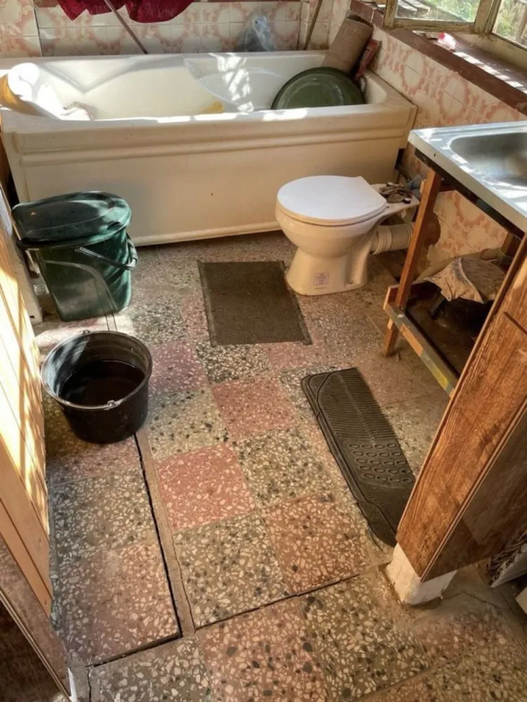 Vand casa la tara - Vând casă 120 mp în sat Cuța, comuna Scond, județul Satu Mare. Casa este compusă din 2 camere, bucătărie, baie, hol, cămară de alimente + anexe gospodărești, în total 48 ari teren. Actele la zi, imediat ocupabilă.