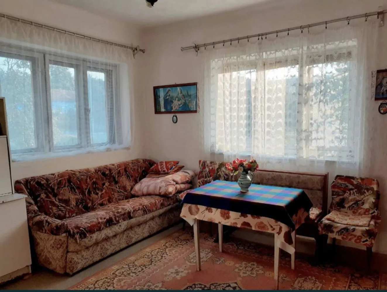 Vand casa cu gradina 4000 mp ca 12 Km de statiunea geotermala Tasnad - Casa este situata in centrul comunei Cehal, judetul Satu Mare, a fost construita pe o fundatie solida de piatra si are o suprafata utila de 115 mp. Aceasta cuprinde 3 camere (una folosita ca bucatarie si doua dormitoare), o camera destinata baii (neutilata, dar apa si canalizarea sunt trase in casa), o camara (cu intrarea la pod) si un coridor sub forma literei L cu 2 intrari, una dinspre gradina, alta dinspre strada. Casa se vinde complet mobilata. In aceeasi curte se afla si o bucatarie de vara. Casa dispune de o gradina de 4000 mp, ideala pentru atragerea de fonduri europene. Proprietatea poate avea scopuri multiple: rezidenta permanenta, casa de vacanta, casa de inchiriat in scopuri turistice, exploatare agricola cu atragere de fonduri europene. Casa este intabulata. Pretul casei: 38000 Euro Telefon: 07*********61