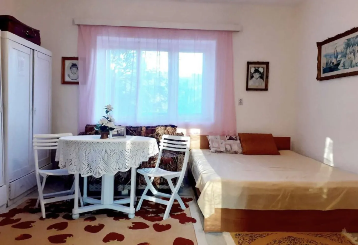 Vand casa cu gradina 4000 mp ca 12 Km de statiunea geotermala Tasnad - Casa este situata in centrul comunei Cehal, judetul Satu Mare, a fost construita pe o fundatie solida de piatra si are o suprafata utila de 115 mp. Aceasta cuprinde 3 camere (una folosita ca bucatarie si doua dormitoare), o camera destinata baii (neutilata, dar apa si canalizarea sunt trase in casa), o camara (cu intrarea la pod) si un coridor sub forma literei L cu 2 intrari, una dinspre gradina, alta dinspre strada. Casa se vinde complet mobilata. In aceeasi curte se afla si o bucatarie de vara. Casa dispune de o gradina de 4000 mp, ideala pentru atragerea de fonduri europene. Proprietatea poate avea scopuri multiple: rezidenta permanenta, casa de vacanta, casa de inchiriat in scopuri turistice, exploatare agricola cu atragere de fonduri europene. Casa este intabulata. Pretul casei: 38000 Euro Telefon: 07*********61
