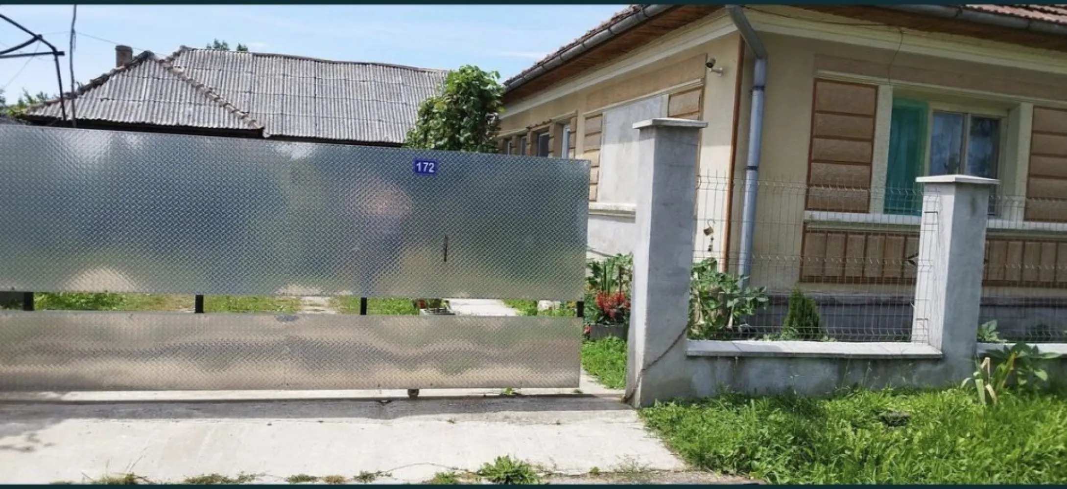 Casa si teren de vanzare - Vând casă și teren în localitatea Roșiori, județul Satu Mare. Casă se află în centrul satului, la aproximativ 200 m de șoseaua principală. Terenul are o suprafață de 9234 mp iar pe acesta se afla o casă cu suprafața de 102 mp și o anexă gospodărească cu suprafața de 118 mp. Toate actele sunt in regulă. Se poate vedea doar sâmbăta și duminica. Pentru mai multe informații, vă rog să mă contactați prin chatul OLX.