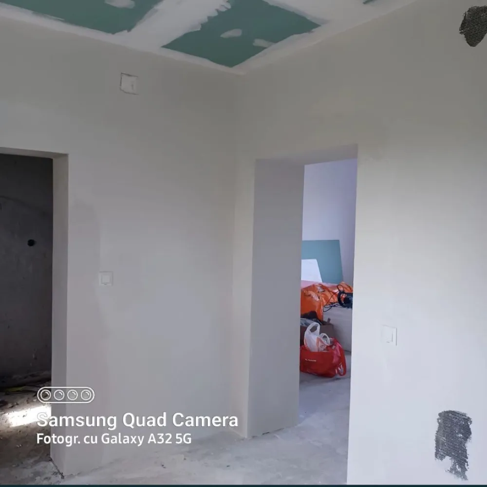 Casa renovata Complet - Casa Complet renovata Acoperis nou Proaspat izolata Parchet nou in toata casa Geamuri termopan Apa instalata Curte foarte mare 46 Arii Compartimentare: 80mp utili 2 camere Bucatarie Hol Baie Infrastructura: La 19km de Satu Mare Strada asfaltata Apa instalata Canalizare instalata pe strada Foarte aproape de zone de relaxare din Bercu Nou(1km de Raul Somes si Cabanele din Bercu Nou), mai multe detalii la telefon sau pe whatsapp