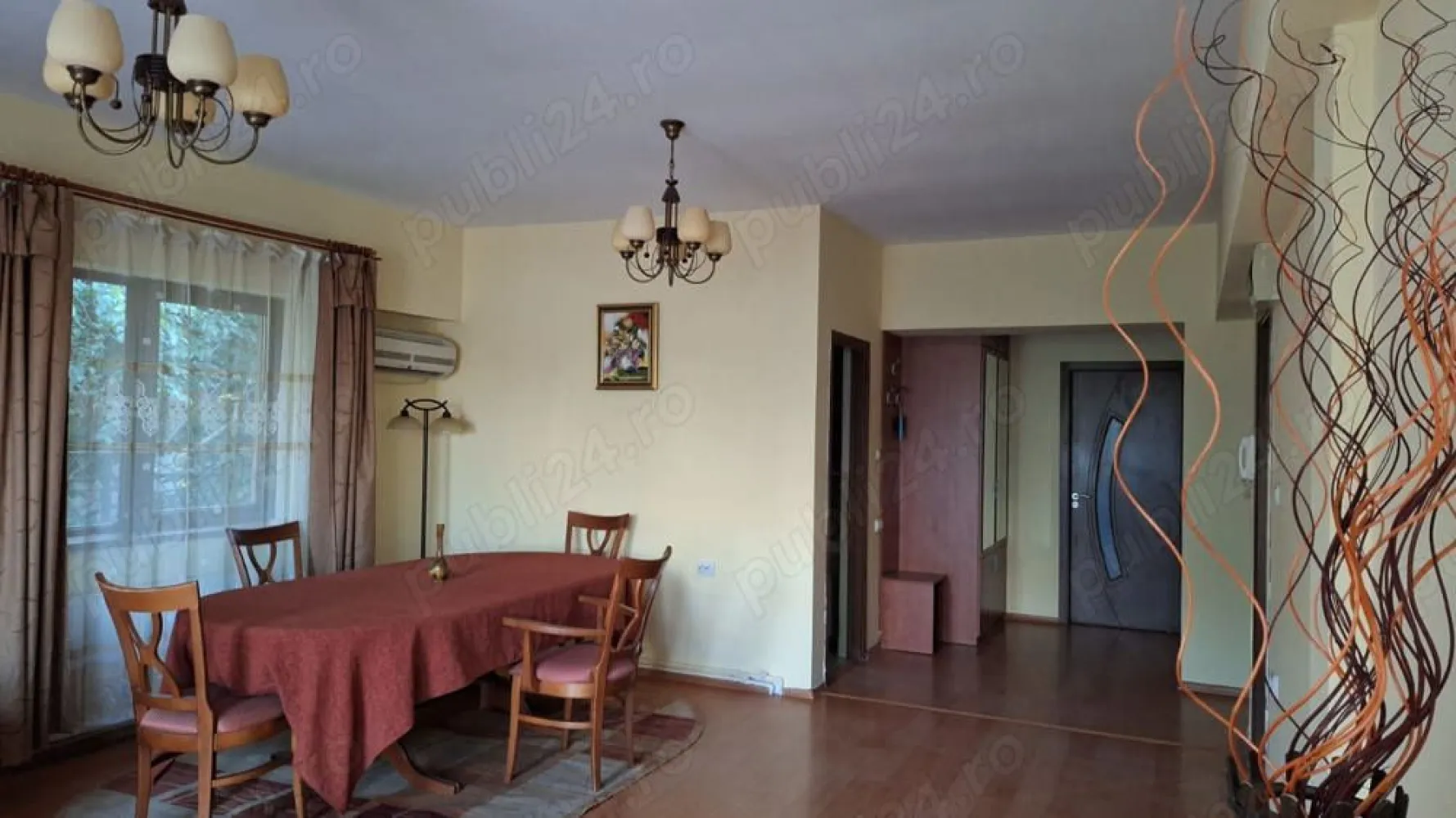 Particular, Penthouse, 1 Mai, 123 mp, etaj 3 - Particular, vand Penthouse, etaj 3, zona 1 Mai- Piata Chibrit. Apartamentul are o suprafata totala de 123 mp si este situat intr-o vila construita in anul 2008. O terasa spatioasa, proprie, de 40 mp, inconjoara apartamentul. Apartamentul se compune din: living, bucatarie, hol, 2 dormitoare fiecare cu baie proprie, terasa. A fost complet renovat in anul 2023. Are centrala proprie de apartament si aer conditionat in fiecare camera. Loc de parcare disponibil in fata cladirii. Acces facil la metrou ( 5 min pana la statia 1 Mai), gradinita, scoala, piata, restaurante, hipermarketuri, mijloace de transport in comun, parcuri. Apartamentul se preda complet utilat, corpuri iluminat, sanitare complete la bai. Pret 245.000 euro.