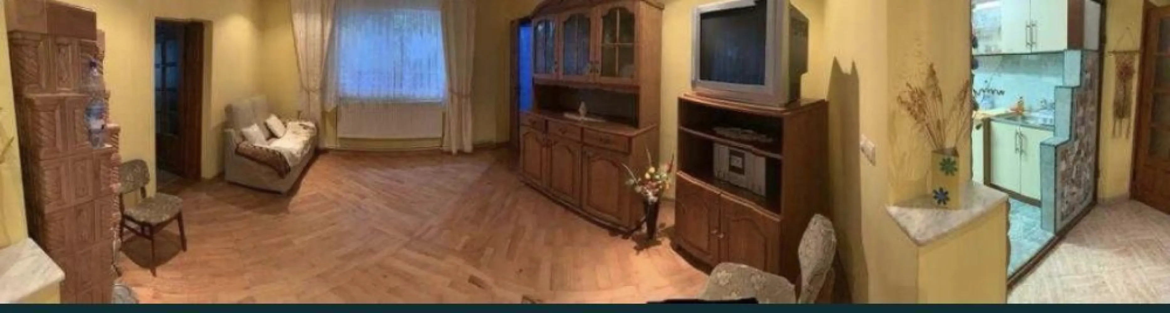 Vand casa cu 121 mp suprafata construita si teren 1635 mp - Proprietar ofer spre vânzare casă complet utilată și teren aferent situate în Loc. Tur, oraș Negrești-Oaș, jud. Satu-Mare. Casa este amplasată în zonă centrală și beneficiază de apă curentă, canalizare, încălzire centrală + încălzire auxiliară lemn. Totodată casa beneficiază de geamuri cu tâmplărie termopan, pardoseală din parchet lemn masiv, parchet laminat și gresie. Este complet mobilată și poate fi folosită fără a fi necesare reparații costisitoare sau investiții suplimentare. Clădirea are dimensiuni potrivite și poate fi întreținută ușor. Este perfectă pentru persoane de doresc să se mute rapid. Proprietatea are deschidere la strada principală și se compune din casa locuit, anexa și grădină cu pomi fructiferi. Terenul generos permite amenajarea unei grădini sau a unor anexe suplimentare.Suprafata totala: 1635 mp. Acte la zi.