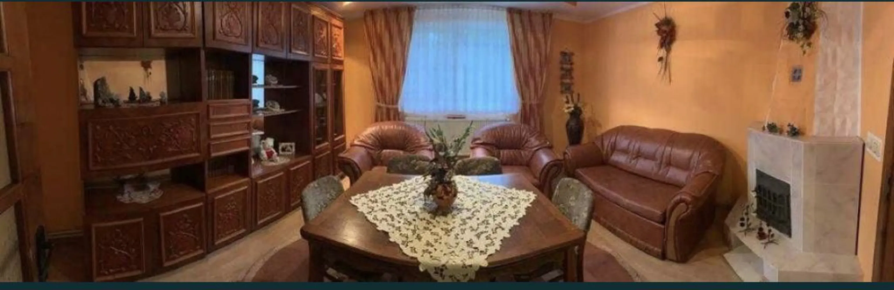 Vand casa cu 121 mp suprafata construita si teren 1635 mp - Proprietar ofer spre vânzare casă complet utilată și teren aferent situate în Loc. Tur, oraș Negrești-Oaș, jud. Satu-Mare. Casa este amplasată în zonă centrală și beneficiază de apă curentă, canalizare, încălzire centrală + încălzire auxiliară lemn. Totodată casa beneficiază de geamuri cu tâmplărie termopan, pardoseală din parchet lemn masiv, parchet laminat și gresie. Este complet mobilată și poate fi folosită fără a fi necesare reparații costisitoare sau investiții suplimentare. Clădirea are dimensiuni potrivite și poate fi întreținută ușor. Este perfectă pentru persoane de doresc să se mute rapid. Proprietatea are deschidere la strada principală și se compune din casa locuit, anexa și grădină cu pomi fructiferi. Terenul generos permite amenajarea unei grădini sau a unor anexe suplimentare.Suprafata totala: 1635 mp. Acte la zi.