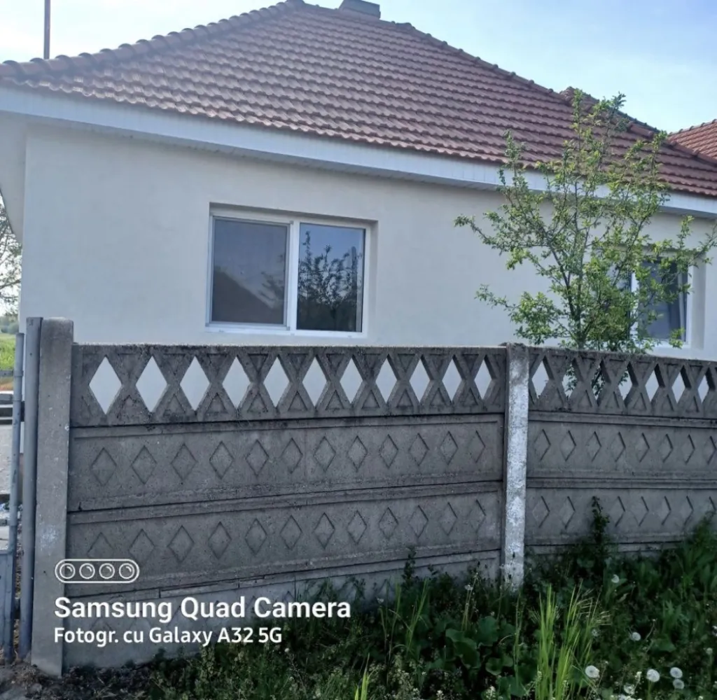 Casa renovata Complet - Casa Complet renovata Acoperis nou Proaspat izolata Parchet nou in toata casa Geamuri termopan Apa instalata Curte foarte mare 46 Arii Compartimentare: 80mp utili 2 camere Bucatarie Hol Baie Infrastructura: La 19km de Satu Mare Strada asfaltata Apa instalata Canalizare instalata pe strada Foarte aproape de zone de relaxare din Bercu Nou(1km de Raul Somes si Cabanele din Bercu Nou), mai multe detalii la telefon sau pe whatsapp
