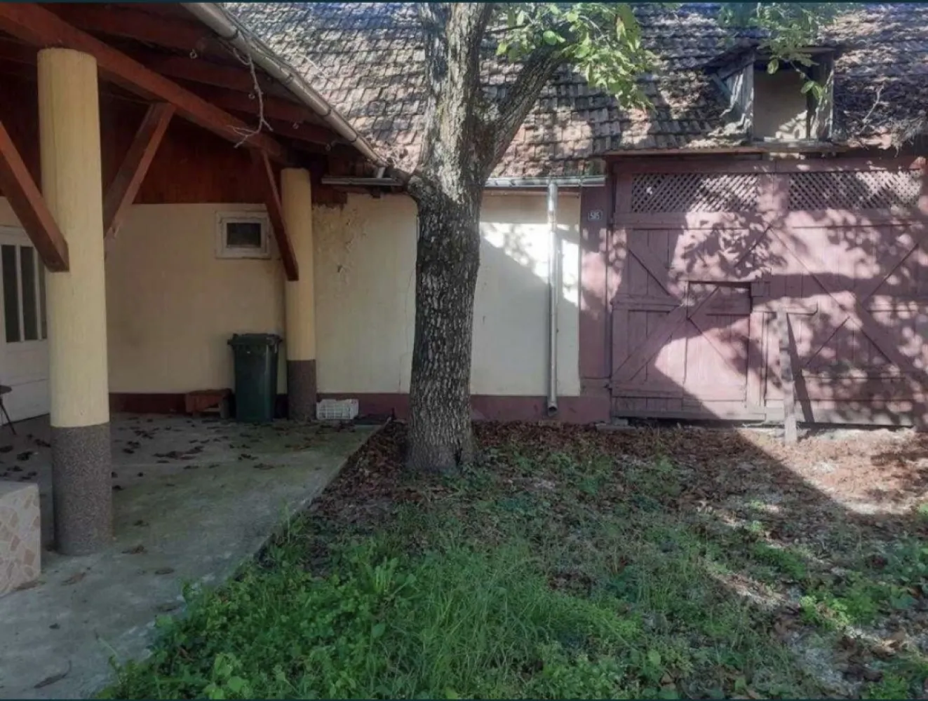 Vand casa cu 121 mp suprafata construita si teren 1635 mp - Proprietar ofer spre vânzare casă complet utilată și teren aferent situate în Loc. Tur, oraș Negrești-Oaș, jud. Satu-Mare. Casa este amplasată în zonă centrală și beneficiază de apă curentă, canalizare, încălzire centrală + încălzire auxiliară lemn. Totodată casa beneficiază de geamuri cu tâmplărie termopan, pardoseală din parchet lemn masiv, parchet laminat și gresie. Este complet mobilată și poate fi folosită fără a fi necesare reparații costisitoare sau investiții suplimentare. Clădirea are dimensiuni potrivite și poate fi întreținută ușor. Este perfectă pentru persoane de doresc să se mute rapid. Proprietatea are deschidere la strada principală și se compune din casa locuit, anexa și grădină cu pomi fructiferi. Terenul generos permite amenajarea unei grădini sau a unor anexe suplimentare.Suprafata totala: 1635 mp. Acte la zi.