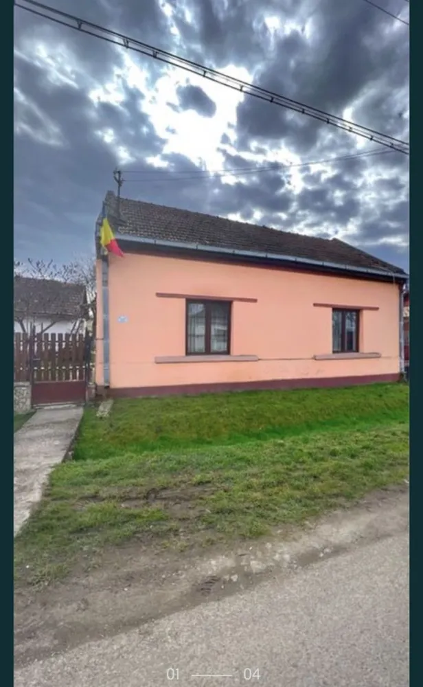 Casa de vanzare - Casa de vanzare in zona centrala, linistita cu toate utilitatile la strada. Centru de permanenta si farmacia la 500m ! Suprafata totala de 978 mp cu constructie anexa, garaj si livada !