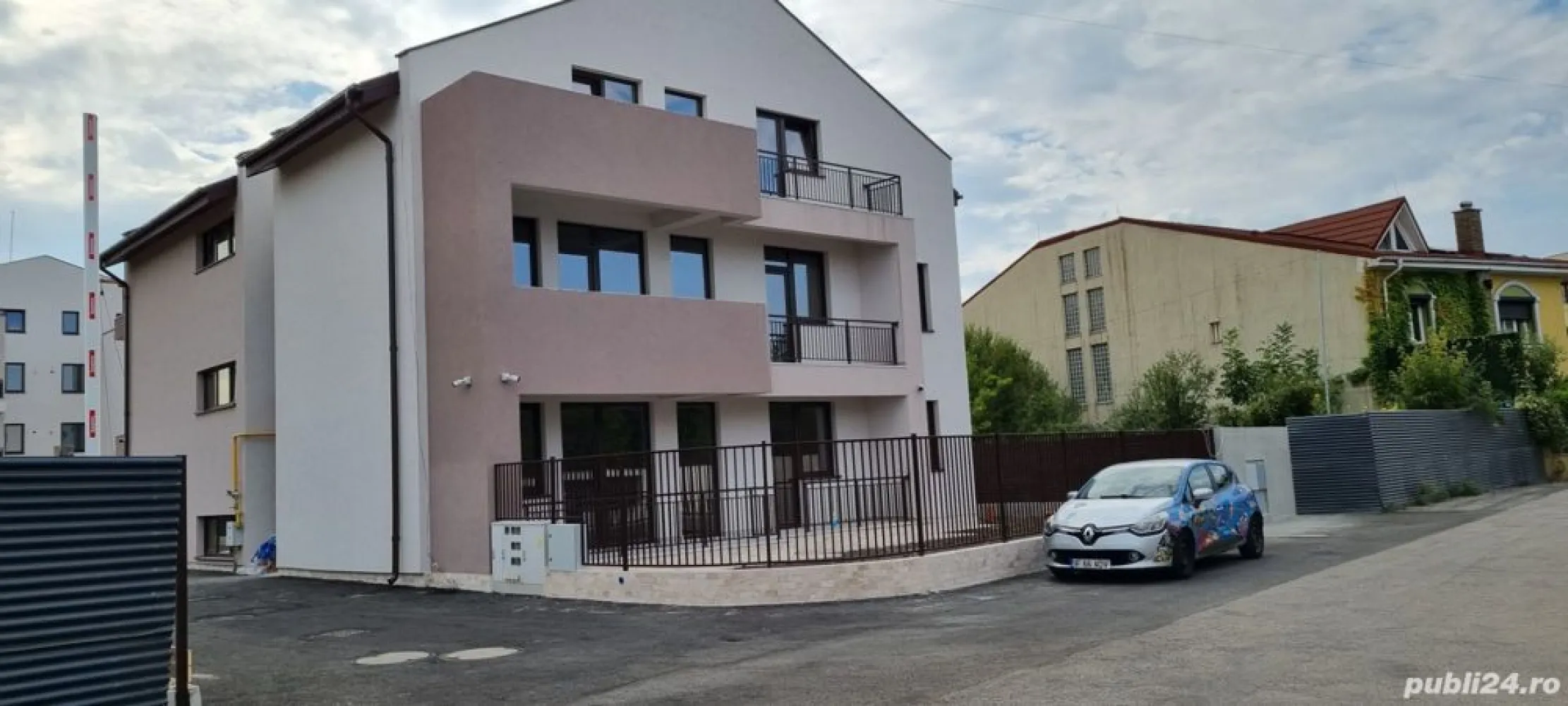Apartament 3 camere cu gradina Bucurestii Noi - Apartamentul este situat intr-un imobil cu 6 apartamente. Are curte individuala de 111mp, Sc=112mp. FINISAJE: Parchet laminat rezistent la umiditate (Germania), gresie, faianta (Italia), videointerfon, -geamuri termoizolante Rehau, tamplarie PVC, cu 5 camere, geam: 4Float - 10Argon -4LowE, Uw: 1.4 Usa de exterior metalica antiefractie Superlock. Centrala termica proprie, incalzire in pardoseala, AC-convectoare. Glafuri interioare si exterioare, izolatie termica si fonica a placilor. Contorizare individuala pentru utilitati. Pereti interiori si exteriori din caramida Porotherm Robust. Placari scari si spatii comune cu marmura granit.