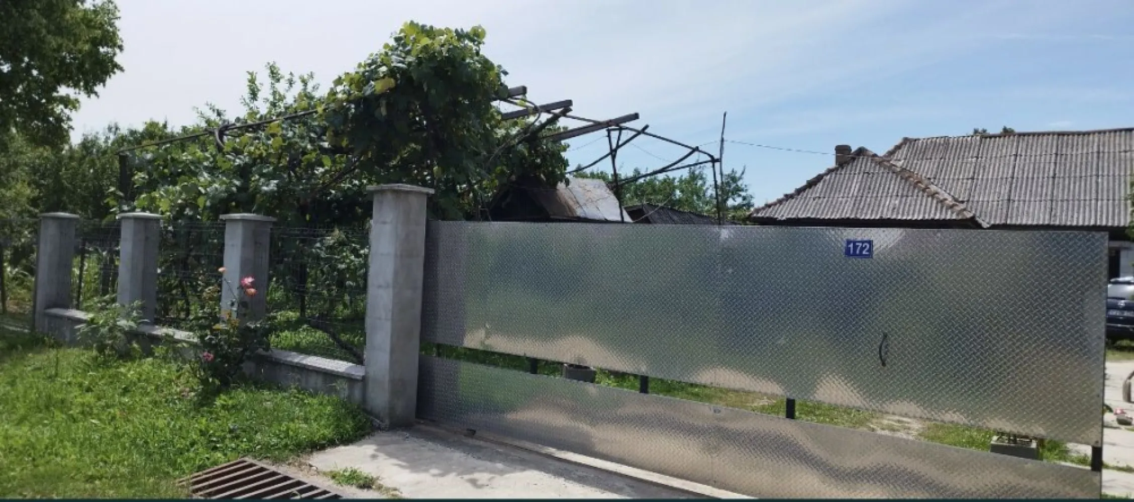 Casa si teren de vanzare
