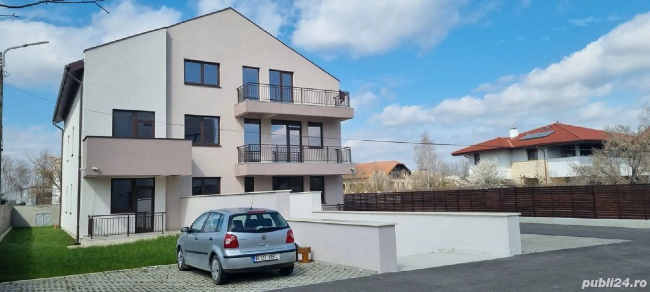 Apartament 3 camere cu gradina Bucurestii Noi - Apartamentul este situat intr-un imobil cu 6 apartamente. Are curte individuala de 111mp, Sc=112mp. FINISAJE: Parchet laminat rezistent la umiditate (Germania), gresie, faianta (Italia), videointerfon, -geamuri termoizolante Rehau, tamplarie PVC, cu 5 camere, geam: 4Float - 10Argon -4LowE, Uw: 1.4 Usa de exterior metalica antiefractie Superlock. Centrala termica proprie, incalzire in pardoseala, AC-convectoare. Glafuri interioare si exterioare, izolatie termica si fonica a placilor. Contorizare individuala pentru utilitati. Pereti interiori si exteriori din caramida Porotherm Robust. Placari scari si spatii comune cu marmura granit.