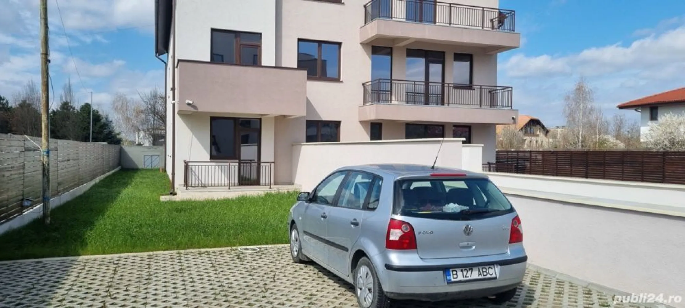 Apartament 3 camere cu gradina Bucurestii Noi - Apartamentul este situat intr-un imobil cu 6 apartamente. Are curte individuala de 111mp, Sc=112mp. FINISAJE: Parchet laminat rezistent la umiditate (Germania), gresie, faianta (Italia), videointerfon, -geamuri termoizolante Rehau, tamplarie PVC, cu 5 camere, geam: 4Float - 10Argon -4LowE, Uw: 1.4 Usa de exterior metalica antiefractie Superlock. Centrala termica proprie, incalzire in pardoseala, AC-convectoare. Glafuri interioare si exterioare, izolatie termica si fonica a placilor. Contorizare individuala pentru utilitati. Pereti interiori si exteriori din caramida Porotherm Robust. Placari scari si spatii comune cu marmura granit.
