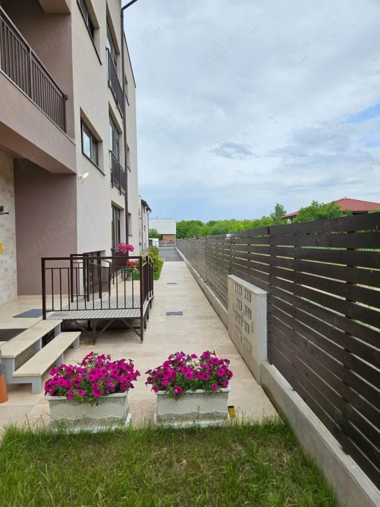 Apartament 3 camere cu gradina Bucurestii Noi - Apartamentul este situat intr-un imobil cu 6 apartamente. Are curte individuala de 111mp, Sc=112mp. FINISAJE: Parchet laminat rezistent la umiditate (Germania), gresie, faianta (Italia), videointerfon, -geamuri termoizolante Rehau, tamplarie PVC, cu 5 camere, geam: 4Float - 10Argon -4LowE, Uw: 1.4 Usa de exterior metalica antiefractie Superlock. Centrala termica proprie, incalzire in pardoseala, AC-convectoare. Glafuri interioare si exterioare, izolatie termica si fonica a placilor. Contorizare individuala pentru utilitati. Pereti interiori si exteriori din caramida Porotherm Robust. Placari scari si spatii comune cu marmura granit.