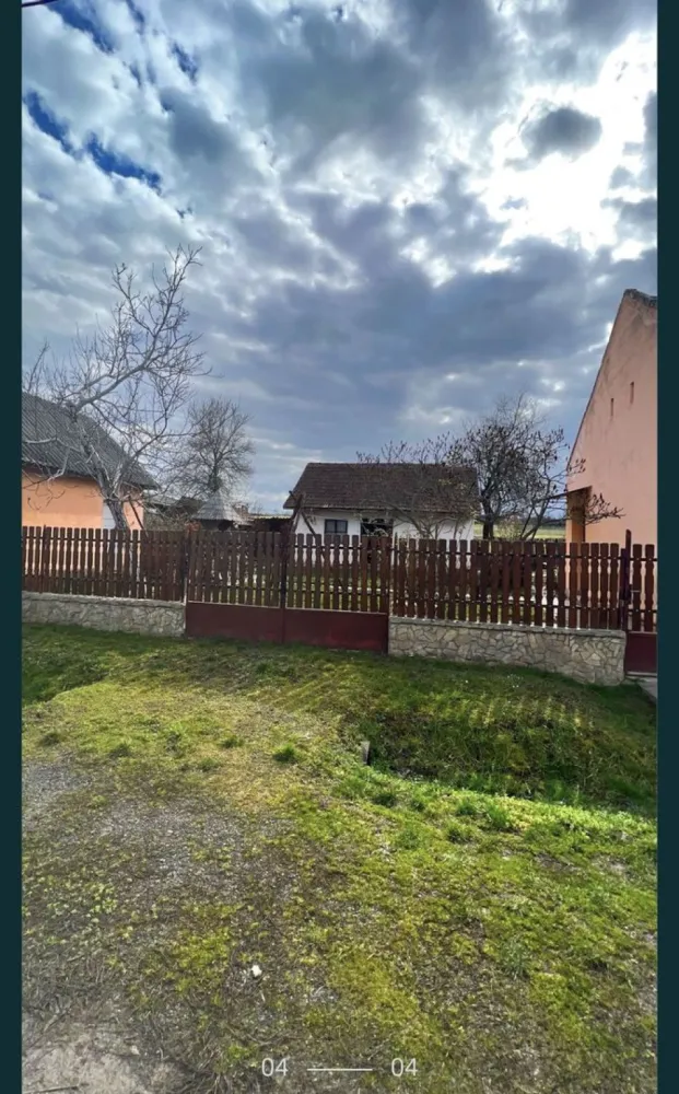 Casa de vanzare - Casa de vanzare in zona centrala, linistita cu toate utilitatile la strada. Centru de permanenta si farmacia la 500m ! Suprafata totala de 978 mp cu constructie anexa, garaj si livada !