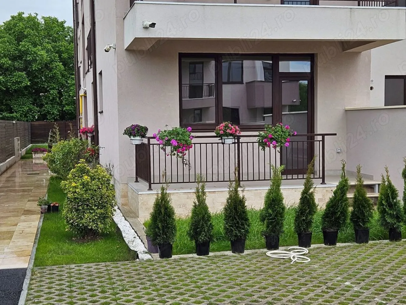 Apartament 3 camere cu gradina Bucurestii Noi - Apartamentul este situat intr-un imobil cu 6 apartamente. Are curte individuala de 111mp, Sc=112mp. FINISAJE: Parchet laminat rezistent la umiditate (Germania), gresie, faianta (Italia), videointerfon, -geamuri termoizolante Rehau, tamplarie PVC, cu 5 camere, geam: 4Float - 10Argon -4LowE, Uw: 1.4 Usa de exterior metalica antiefractie Superlock. Centrala termica proprie, incalzire in pardoseala, AC-convectoare. Glafuri interioare si exterioare, izolatie termica si fonica a placilor. Contorizare individuala pentru utilitati. Pereti interiori si exteriori din caramida Porotherm Robust. Placari scari si spatii comune cu marmura granit.