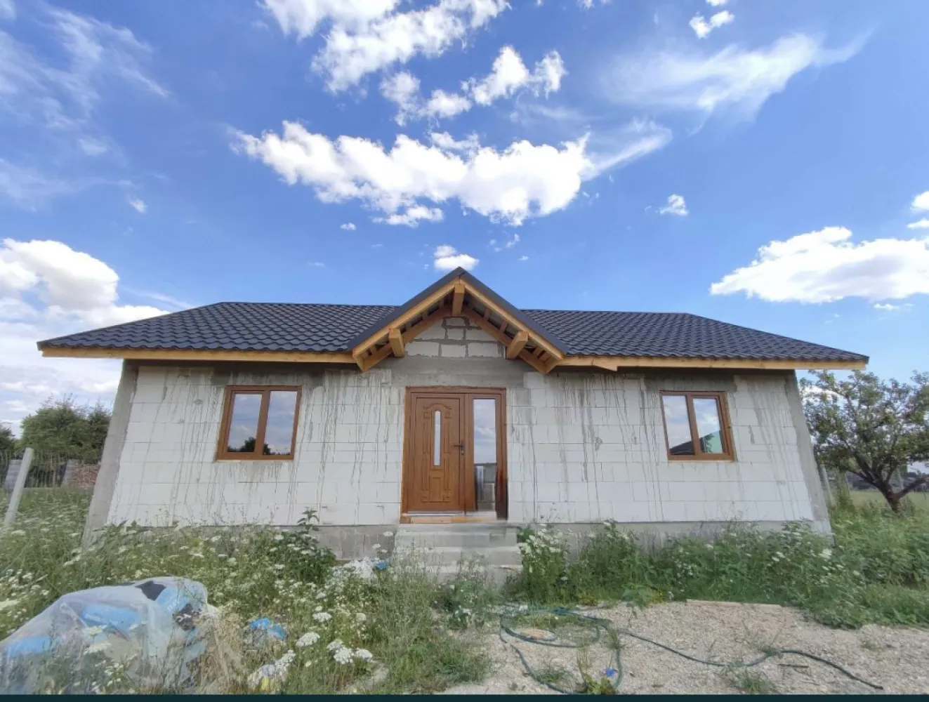 Casa la intrare in Cionchesti - Casa de vanzare la intrare in Cionchesti, situata pe 5 ari de teren împrejmuit, stradă privată și foarte liniștită. Are 2 dormitoare,living open space, o baie mare, cămară, debara la intrare care se poate folosi pe post de mini-dressing și camera tehnica. (100mp) Aceasta a fost finalizată în 2022, este branșată la apă și curent electric, in interior este izolata cu spuma poliuretanica de 17 cm, având și tot termosistemul pentru exterior (polistiren de 13 cm STO), sistemul pluvial, geamuri cu 3 sticle și instalație electrică interioară. Preț 63.500€ negociabil.