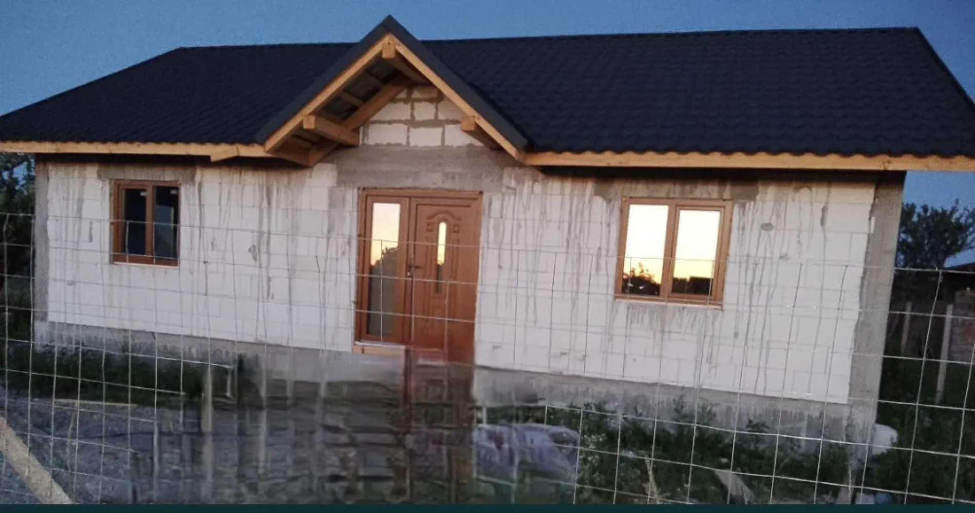 Casa la intrare in Cionchesti - Casa de vanzare la intrare in Cionchesti, situata pe 5 ari de teren împrejmuit, stradă privată și foarte liniștită. Are 2 dormitoare,living open space, o baie mare, cămară, debara la intrare care se poate folosi pe post de mini-dressing și camera tehnica. (100mp) Aceasta a fost finalizată în 2022, este branșată la apă și curent electric, in interior este izolata cu spuma poliuretanica de 17 cm, având și tot termosistemul pentru exterior (polistiren de 13 cm STO), sistemul pluvial, geamuri cu 3 sticle și instalație electrică interioară. Preț 63.500€ negociabil.
