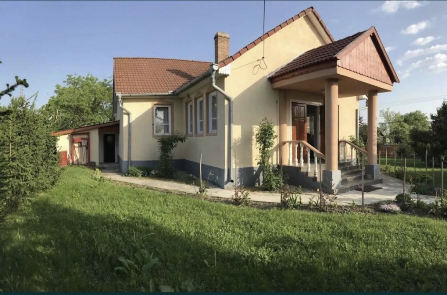 Vand casa in Acas judetul Satu Mare 136 mp si teren 710 mp - Ofer spre vânzare casă în Acâș județul Satu Mare construită în anul 2003 având ca suprafață construită la sol 136mp și o curte spațioasă de 710mp. Proprietatea este situată pe DN19A - E81, un drum foarte circulat între destinațiile Satu Mare - Zalău - Cluj Napoca (și viceversa). Accesul la imobil se face fie de pe strada Principală, fie de pe strada Crasnei.Cele mai importante și apropiate destinații față de Acâș sunt orașul Tășnad renumit pentru băile termale aflat la 25km (~30 min. cu mașina) și municipiul Satu Mare la 35km (~40 min. cu mașina). Imobilul poate avea atât o destinație rezidențială cât și una comercială. Întrucât are deschidere la cele două străzi menționate mai sus, imobilul poate fi transformat fie într-o pensiune, fie într-un restaurant. De asemenea, în vecinătatea proprietății pot fi întâlnite primăria Acâș (200m), Școala Generală Acâș (300m) și, peste drum, un dispensar medical. Detalii: - Intravilan - Anul construcției: 2003 - Suprafață teren: 710mp - Clădire: suprafața construită la sol 136mp - Acte proprietate la zi - Imobil racordat la rețeaua de curent electric cu împământare - Preț: : 69.900 EUR (negociabil) Caracteristici proprietate: - Proprietate compusă din: parter + pod - Fundație din beton - Structură din cărămidă - Acoperiș: țigle din ceramică - Două intrări separate – oferă posibilitatea de compartimentare - Sursă încălzire: centrala pe lemne Viadrus U22 30kw - Acces la drum asfaltat: DN19A / E81 Pentru vizionare pe site www.youtube.com/watch?v=mRZtX0nIrWA și pentru mai multe detalii mă puteți contacta la numerele de telefon: 0740 456 221 / 0723 434 101