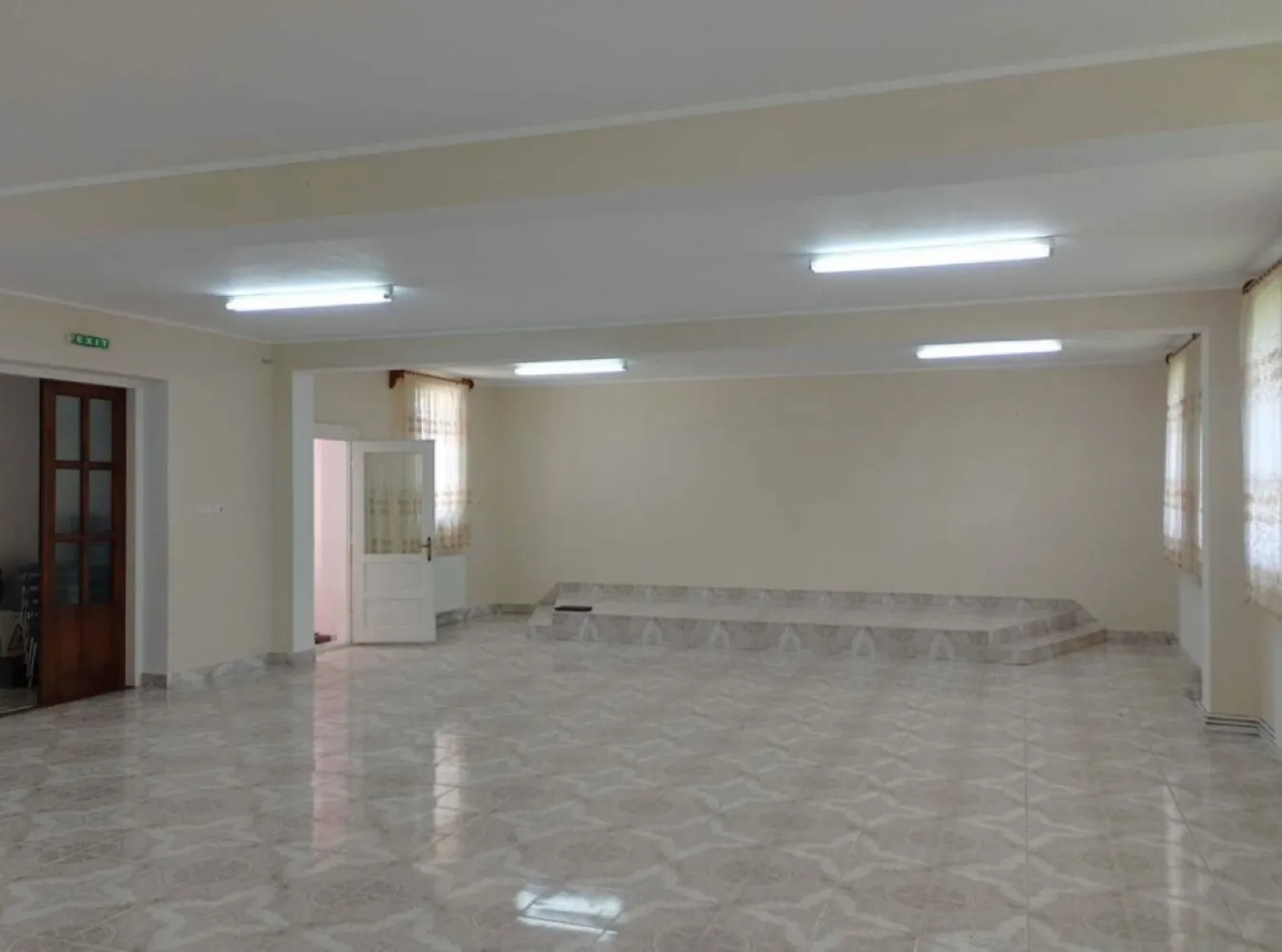 Vand casa in Acas judetul Satu Mare 136 mp si teren 710 mp - Ofer spre vânzare casă în Acâș județul Satu Mare construită în anul 2003 având ca suprafață construită la sol 136mp și o curte spațioasă de 710mp. Proprietatea este situată pe DN19A - E81, un drum foarte circulat între destinațiile Satu Mare - Zalău - Cluj Napoca (și viceversa). Accesul la imobil se face fie de pe strada Principală, fie de pe strada Crasnei.Cele mai importante și apropiate destinații față de Acâș sunt orașul Tășnad renumit pentru băile termale aflat la 25km (~30 min. cu mașina) și municipiul Satu Mare la 35km (~40 min. cu mașina). Imobilul poate avea atât o destinație rezidențială cât și una comercială. Întrucât are deschidere la cele două străzi menționate mai sus, imobilul poate fi transformat fie într-o pensiune, fie într-un restaurant. De asemenea, în vecinătatea proprietății pot fi întâlnite primăria Acâș (200m), Școala Generală Acâș (300m) și, peste drum, un dispensar medical. Detalii: - Intravilan - Anul construcției: 2003 - Suprafață teren: 710mp - Clădire: suprafața construită la sol 136mp - Acte proprietate la zi - Imobil racordat la rețeaua de curent electric cu împământare - Preț: : 69.900 EUR (negociabil) Caracteristici proprietate: - Proprietate compusă din: parter + pod - Fundație din beton - Structură din cărămidă - Acoperiș: țigle din ceramică - Două intrări separate – oferă posibilitatea de compartimentare - Sursă încălzire: centrala pe lemne Viadrus U22 30kw - Acces la drum asfaltat: DN19A / E81 Pentru vizionare pe site www.youtube.com/watch?v=mRZtX0nIrWA și pentru mai multe detalii mă puteți contacta la numerele de telefon: 0740 456 221 / 0723 434 101