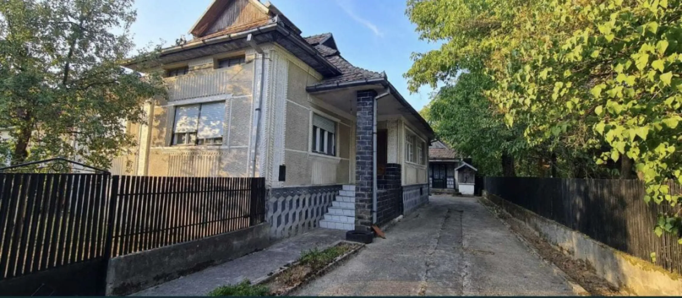 Casa de locuit D+P si Constructii Anexe - Casa de locuit, compusa din trei camere,bucatarie,camara,baie,hol, beci, garaj, anexa, bucatarie de vara. Situata in zona centrala a cartierului TUR, loc. Negresti Oas, jud. Satu Mare. Suprafata aferenta terenului 1.600 mp.