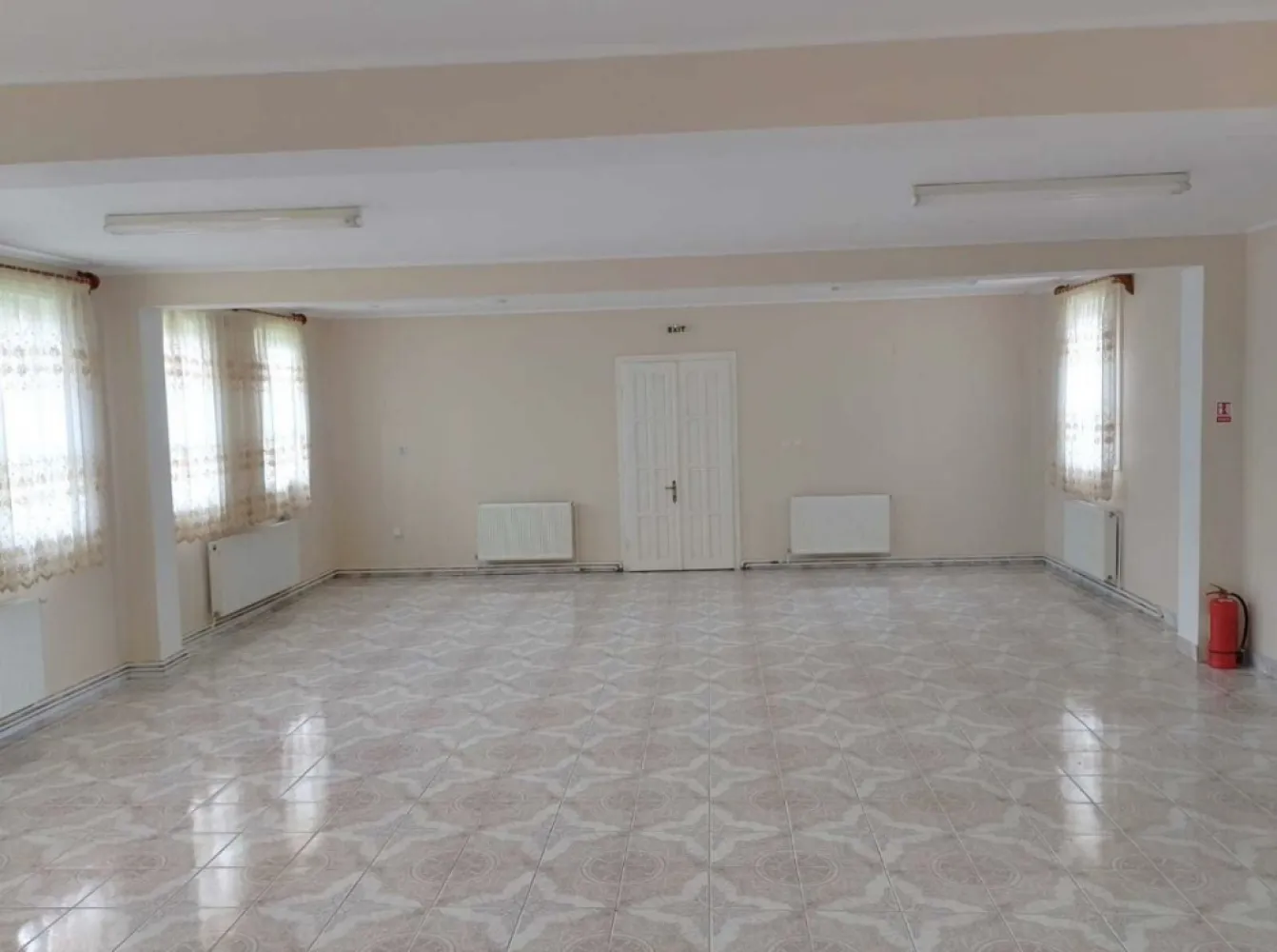 Vand casa in Acas judetul Satu Mare 136 mp si teren 710 mp - Ofer spre vânzare casă în Acâș județul Satu Mare construită în anul 2003 având ca suprafață construită la sol 136mp și o curte spațioasă de 710mp. Proprietatea este situată pe DN19A - E81, un drum foarte circulat între destinațiile Satu Mare - Zalău - Cluj Napoca (și viceversa). Accesul la imobil se face fie de pe strada Principală, fie de pe strada Crasnei.Cele mai importante și apropiate destinații față de Acâș sunt orașul Tășnad renumit pentru băile termale aflat la 25km (~30 min. cu mașina) și municipiul Satu Mare la 35km (~40 min. cu mașina). Imobilul poate avea atât o destinație rezidențială cât și una comercială. Întrucât are deschidere la cele două străzi menționate mai sus, imobilul poate fi transformat fie într-o pensiune, fie într-un restaurant. De asemenea, în vecinătatea proprietății pot fi întâlnite primăria Acâș (200m), Școala Generală Acâș (300m) și, peste drum, un dispensar medical. Detalii: - Intravilan - Anul construcției: 2003 - Suprafață teren: 710mp - Clădire: suprafața construită la sol 136mp - Acte proprietate la zi - Imobil racordat la rețeaua de curent electric cu împământare - Preț: : 69.900 EUR (negociabil) Caracteristici proprietate: - Proprietate compusă din: parter + pod - Fundație din beton - Structură din cărămidă - Acoperiș: țigle din ceramică - Două intrări separate – oferă posibilitatea de compartimentare - Sursă încălzire: centrala pe lemne Viadrus U22 30kw - Acces la drum asfaltat: DN19A / E81 Pentru vizionare pe site www.youtube.com/watch?v=mRZtX0nIrWA și pentru mai multe detalii mă puteți contacta la numerele de telefon: 0740 456 221 / 0723 434 101