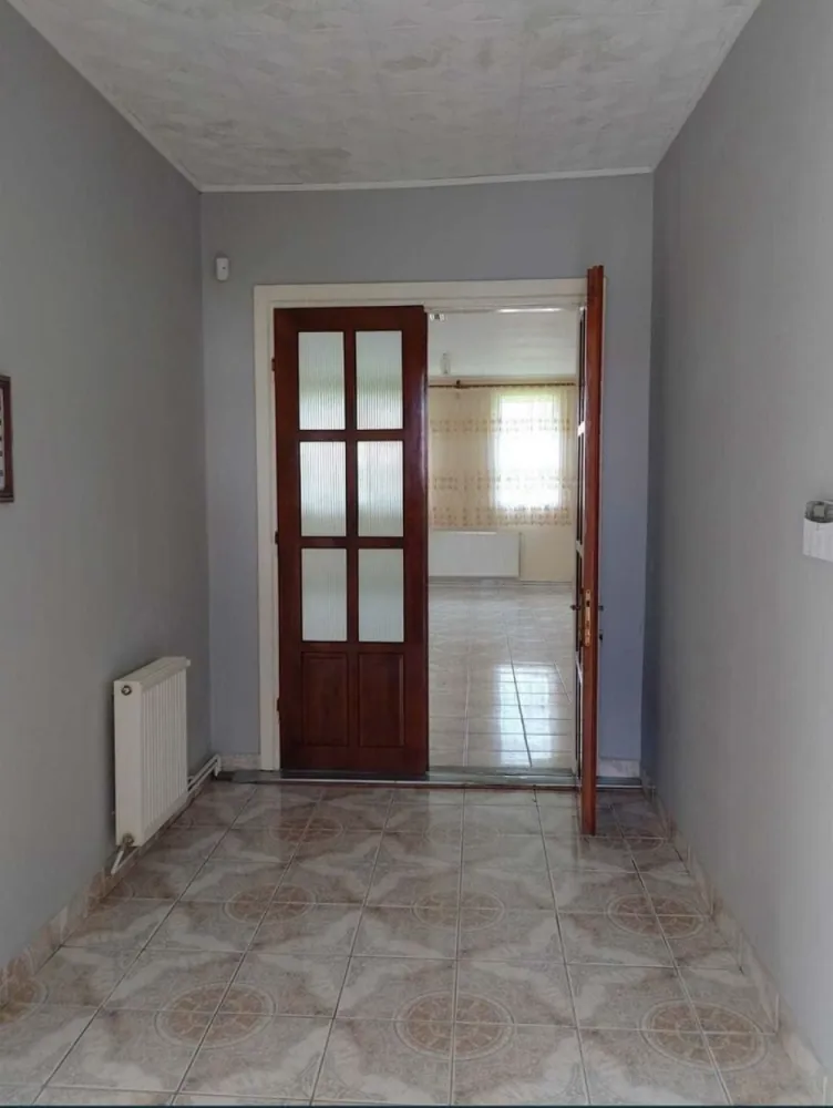 Vand casa in Acas judetul Satu Mare 136 mp si teren 710 mp - Ofer spre vânzare casă în Acâș județul Satu Mare construită în anul 2003 având ca suprafață construită la sol 136mp și o curte spațioasă de 710mp. Proprietatea este situată pe DN19A - E81, un drum foarte circulat între destinațiile Satu Mare - Zalău - Cluj Napoca (și viceversa). Accesul la imobil se face fie de pe strada Principală, fie de pe strada Crasnei.Cele mai importante și apropiate destinații față de Acâș sunt orașul Tășnad renumit pentru băile termale aflat la 25km (~30 min. cu mașina) și municipiul Satu Mare la 35km (~40 min. cu mașina). Imobilul poate avea atât o destinație rezidențială cât și una comercială. Întrucât are deschidere la cele două străzi menționate mai sus, imobilul poate fi transformat fie într-o pensiune, fie într-un restaurant. De asemenea, în vecinătatea proprietății pot fi întâlnite primăria Acâș (200m), Școala Generală Acâș (300m) și, peste drum, un dispensar medical. Detalii: - Intravilan - Anul construcției: 2003 - Suprafață teren: 710mp - Clădire: suprafața construită la sol 136mp - Acte proprietate la zi - Imobil racordat la rețeaua de curent electric cu împământare - Preț: : 69.900 EUR (negociabil) Caracteristici proprietate: - Proprietate compusă din: parter + pod - Fundație din beton - Structură din cărămidă - Acoperiș: țigle din ceramică - Două intrări separate – oferă posibilitatea de compartimentare - Sursă încălzire: centrala pe lemne Viadrus U22 30kw - Acces la drum asfaltat: DN19A / E81 Pentru vizionare pe site www.youtube.com/watch?v=mRZtX0nIrWA și pentru mai multe detalii mă puteți contacta la numerele de telefon: 0740 456 221 / 0723 434 101