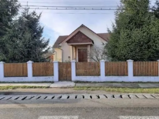 Vand casa in Acas judetul Satu Mare 136 mp si teren 710 mp