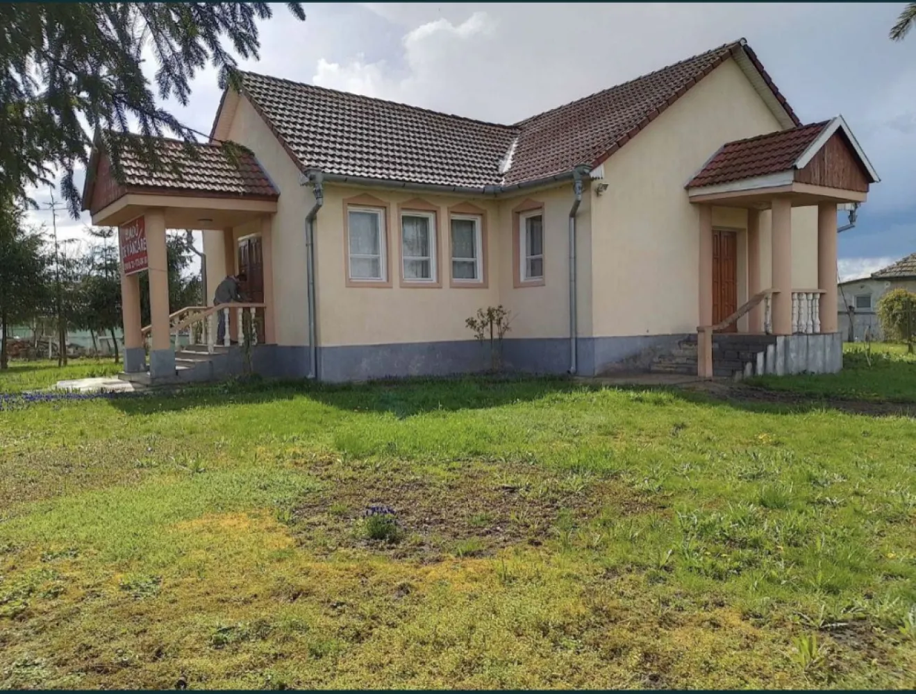 Vand casa in Acas judetul Satu Mare 136 mp si teren 710 mp
