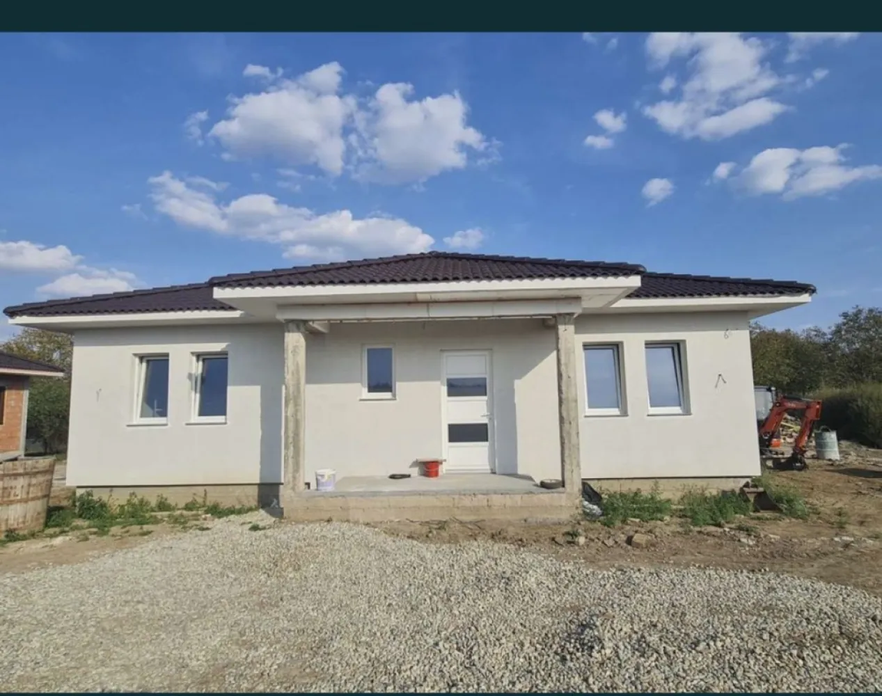 Casa de vanzare Comuna Botiz - Casa de vanzare de la 65.000 € Suprafata terenului 550 m2 Suprafata construita 170 m2, 3 camera, 2 bai, camera tehnica, living, bucatarie Utilitati apa, gaz, canalizare, curent Zona foarte linistita Drum infundat