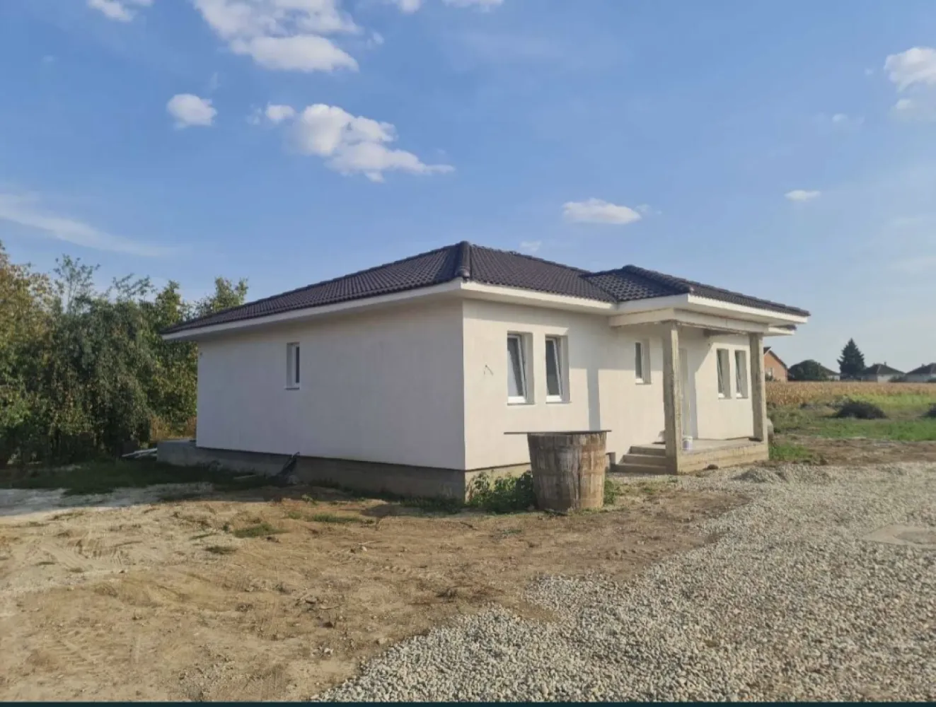 Casa de vanzare Comuna Botiz - Casa de vanzare de la 65.000 € Suprafata terenului 550 m2 Suprafata construita 170 m2, 3 camera, 2 bai, camera tehnica, living, bucatarie Utilitati apa, gaz, canalizare, curent Zona foarte linistita Drum infundat