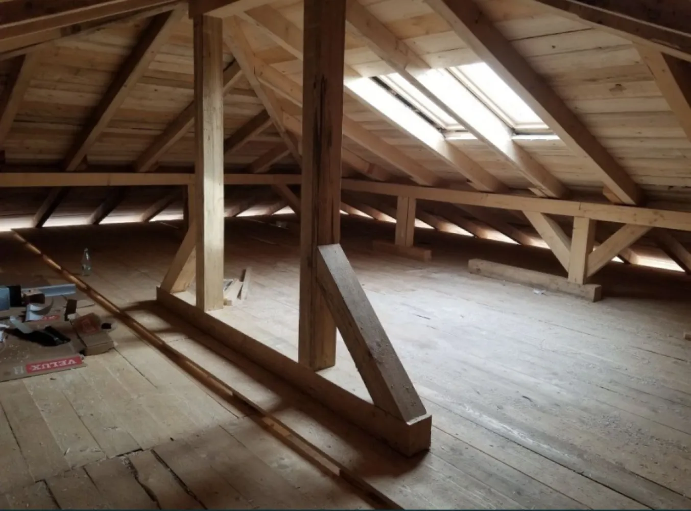 Vand casa cu mandarda in Vetis! - Vand casa la rosu la intrare in Vetis pe strada Margaretei. Teren 629 mp. Casa are 189 mp construiti la parter, 3 dormitoare, 2 bai, camara, depozit, living , bucatarie si 3 terase mari, iar la etaj o mansarda de 45 mp. Proiectul e autorizat, si are aprobari pentru toate racordurile la retele.