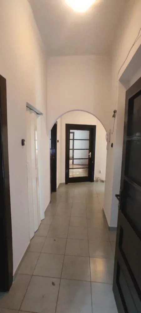 Apartament 3 camere Iuliu Maniu - Agentia Quantus Imobiliare va ofera spre vanzare apartament ultracentral zona Grand mall Apartamentul are o suprafata de 80 m2 Este situat la parter curte interioara acces separat , centrala termica , geamuri tamplarie PVC , parchet lemn masiv ,baie faianta- gresie, izolat exterior ,beci , loc de garaj in curte. Pretul este de 82.000 euro usor negociabil Pentru mai multe informatii si pentru vizionare sunati la numerele de telefon 0756471661 Reka sau 0757679700 Nicu