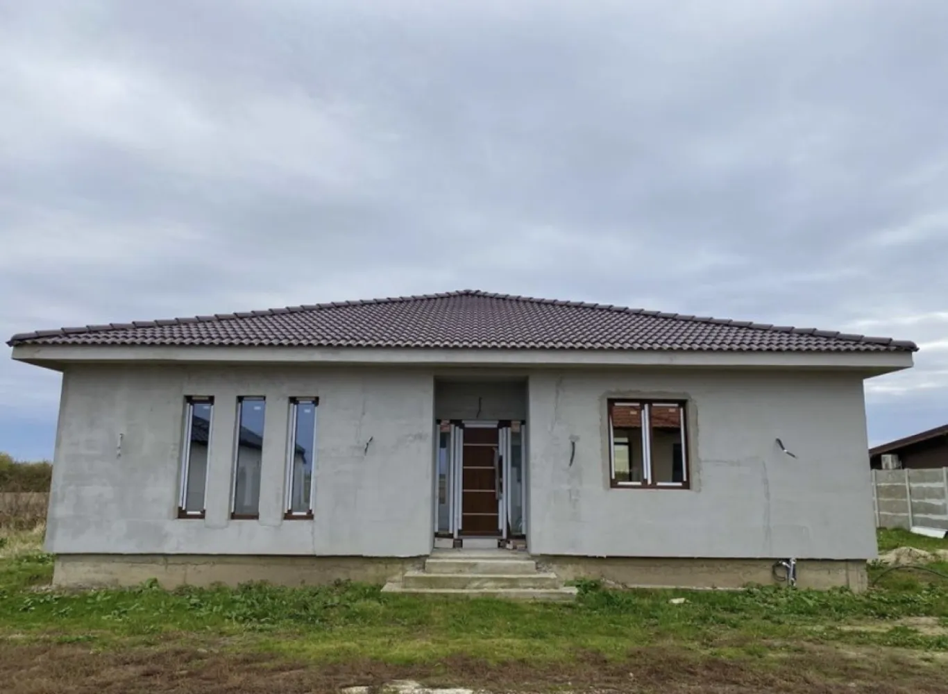 Casa semifinisata in Lazuri - Descriere Vând casă in Lazuri , cartier Moldovan Suprafață teren : 5,75 ari , cu un front de 22,38m si lungime de 25,77m Suprafața casei: 183 mp Construiti 152 mp utili , împărțită astfel : Living , cameră tehnică , Dressing,3 Dormitoare , 2 băi : - Terasă : 25,42 mp - Living : 41,24 mp - Bucatarie : 9,35 mp - Cameră tehnică : 4,68 mp - Dormitor : 15 mp - Dormitor : 9,98 mp - Dormitor 15,58 mp - Dresing : 8 mp - 1 baie : 7,60 mp - 2 baie : 4,56 mp Planșeul este din BETON Casa este izolata cu polistiren de 10cm Utilitati : Apă , curent , Rds