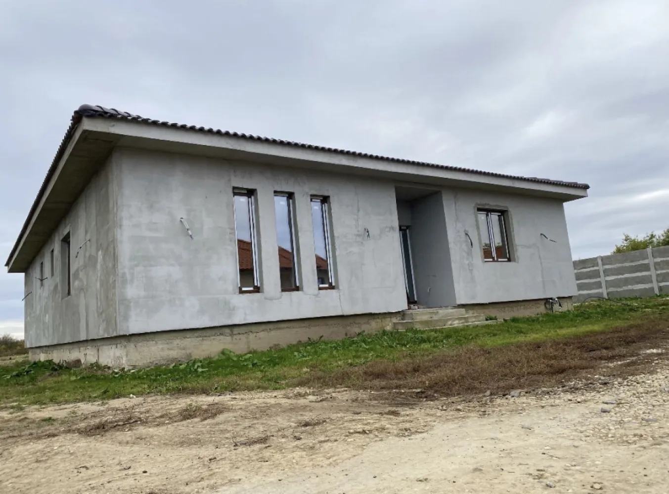 Casa semifinisata in Lazuri - Descriere Vând casă in Lazuri , cartier Moldovan Suprafață teren : 5,75 ari , cu un front de 22,38m si lungime de 25,77m Suprafața casei: 183 mp Construiti 152 mp utili , împărțită astfel : Living , cameră tehnică , Dressing,3 Dormitoare , 2 băi : - Terasă : 25,42 mp - Living : 41,24 mp - Bucatarie : 9,35 mp - Cameră tehnică : 4,68 mp - Dormitor : 15 mp - Dormitor : 9,98 mp - Dormitor 15,58 mp - Dresing : 8 mp - 1 baie : 7,60 mp - 2 baie : 4,56 mp Planșeul este din BETON Casa este izolata cu polistiren de 10cm Utilitati : Apă , curent , Rds