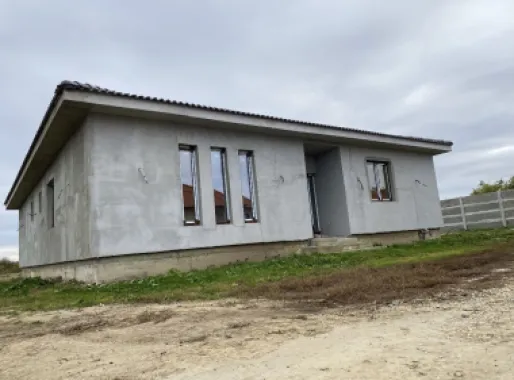 Casa semifinisata in Lazuri
