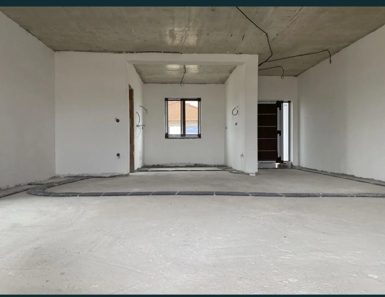 Casa semifinisata in Lazuri - Descriere Vând casă in Lazuri , cartier Moldovan Suprafață teren : 5,75 ari , cu un front de 22,38m si lungime de 25,77m Suprafața casei: 183 mp Construiti 152 mp utili , împărțită astfel : Living , cameră tehnică , Dressing,3 Dormitoare , 2 băi : - Terasă : 25,42 mp - Living : 41,24 mp - Bucatarie : 9,35 mp - Cameră tehnică : 4,68 mp - Dormitor : 15 mp - Dormitor : 9,98 mp - Dormitor 15,58 mp - Dresing : 8 mp - 1 baie : 7,60 mp - 2 baie : 4,56 mp Planșeul este din BETON Casa este izolata cu polistiren de 10cm Utilitati : Apă , curent , Rds