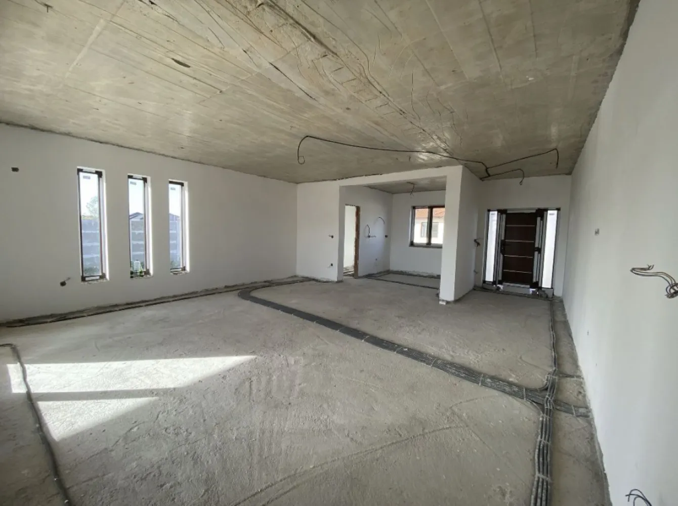 Casa semifinisata in Lazuri - Descriere Vând casă in Lazuri , cartier Moldovan Suprafață teren : 5,75 ari , cu un front de 22,38m si lungime de 25,77m Suprafața casei: 183 mp Construiti 152 mp utili , împărțită astfel : Living , cameră tehnică , Dressing,3 Dormitoare , 2 băi : - Terasă : 25,42 mp - Living : 41,24 mp - Bucatarie : 9,35 mp - Cameră tehnică : 4,68 mp - Dormitor : 15 mp - Dormitor : 9,98 mp - Dormitor 15,58 mp - Dresing : 8 mp - 1 baie : 7,60 mp - 2 baie : 4,56 mp Planșeul este din BETON Casa este izolata cu polistiren de 10cm Utilitati : Apă , curent , Rds